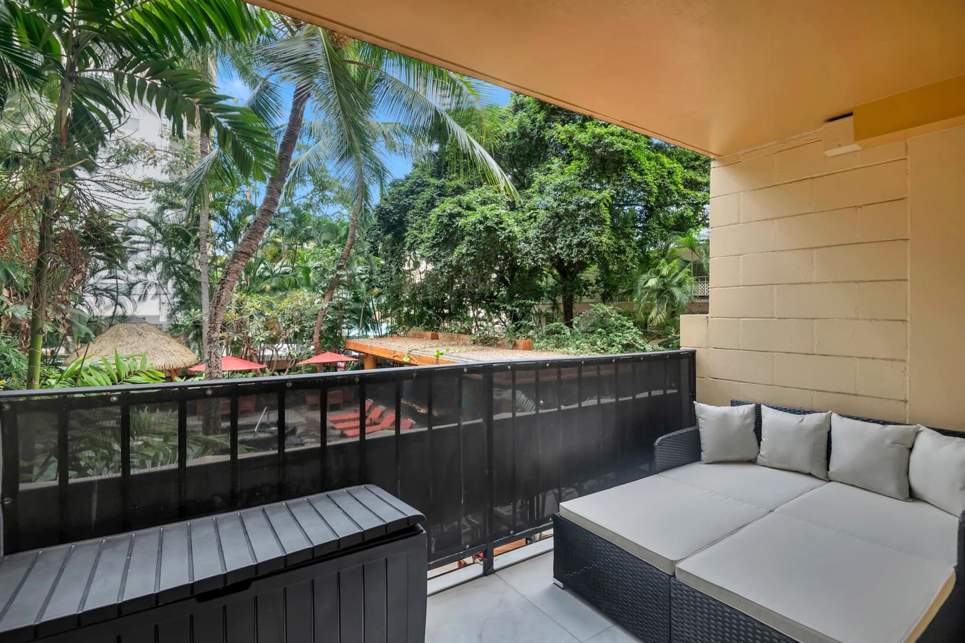 Spacious Design Studio 3 mins from the beach property views in Honolulu, HI — gallery photo 3