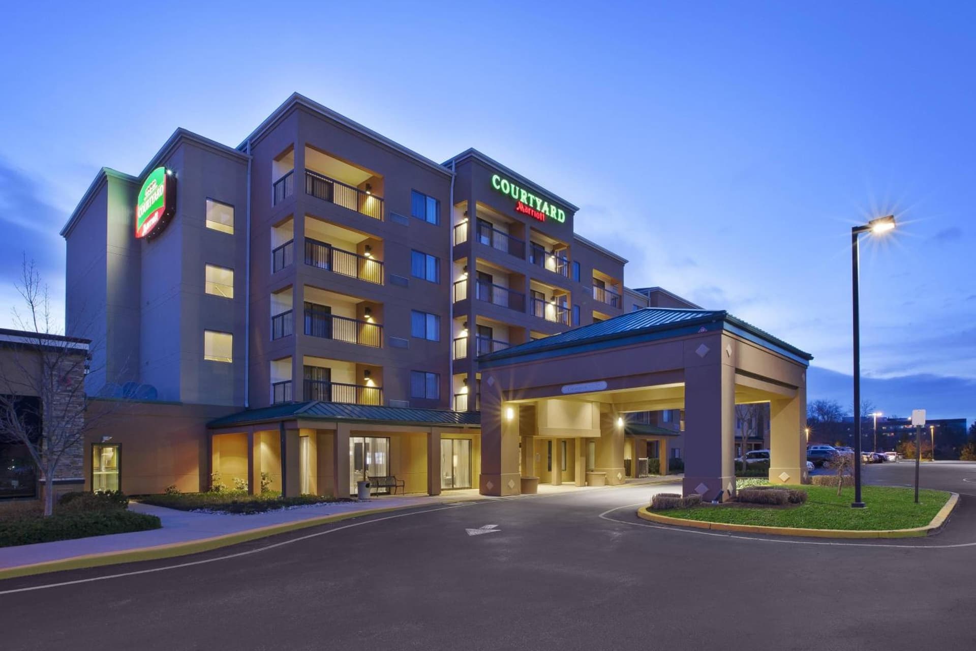 Courtyard by Marriott Somerset interior in Somerset, NJ — gallery photo 2