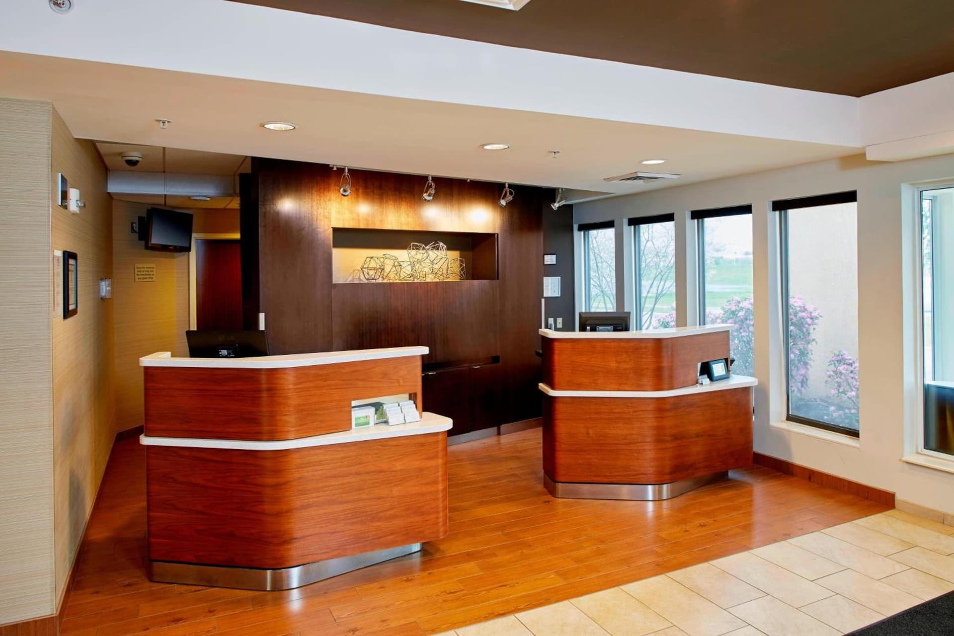 Courtyard by Marriott Lansing interior in Lansing, MI — gallery photo 2