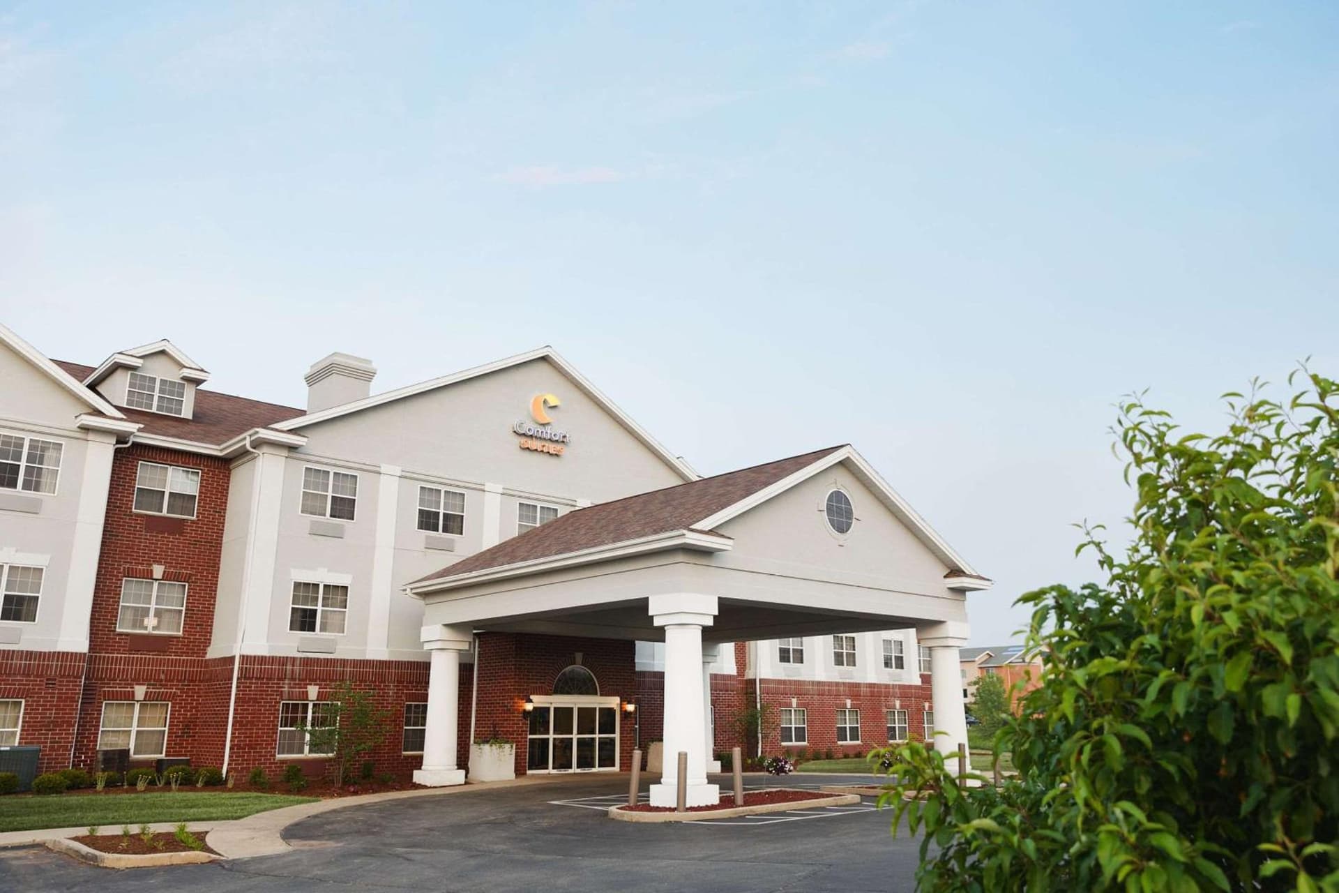 Comfort Suites Milwaukee Airport interior in Oak Creek, WI — gallery photo 2