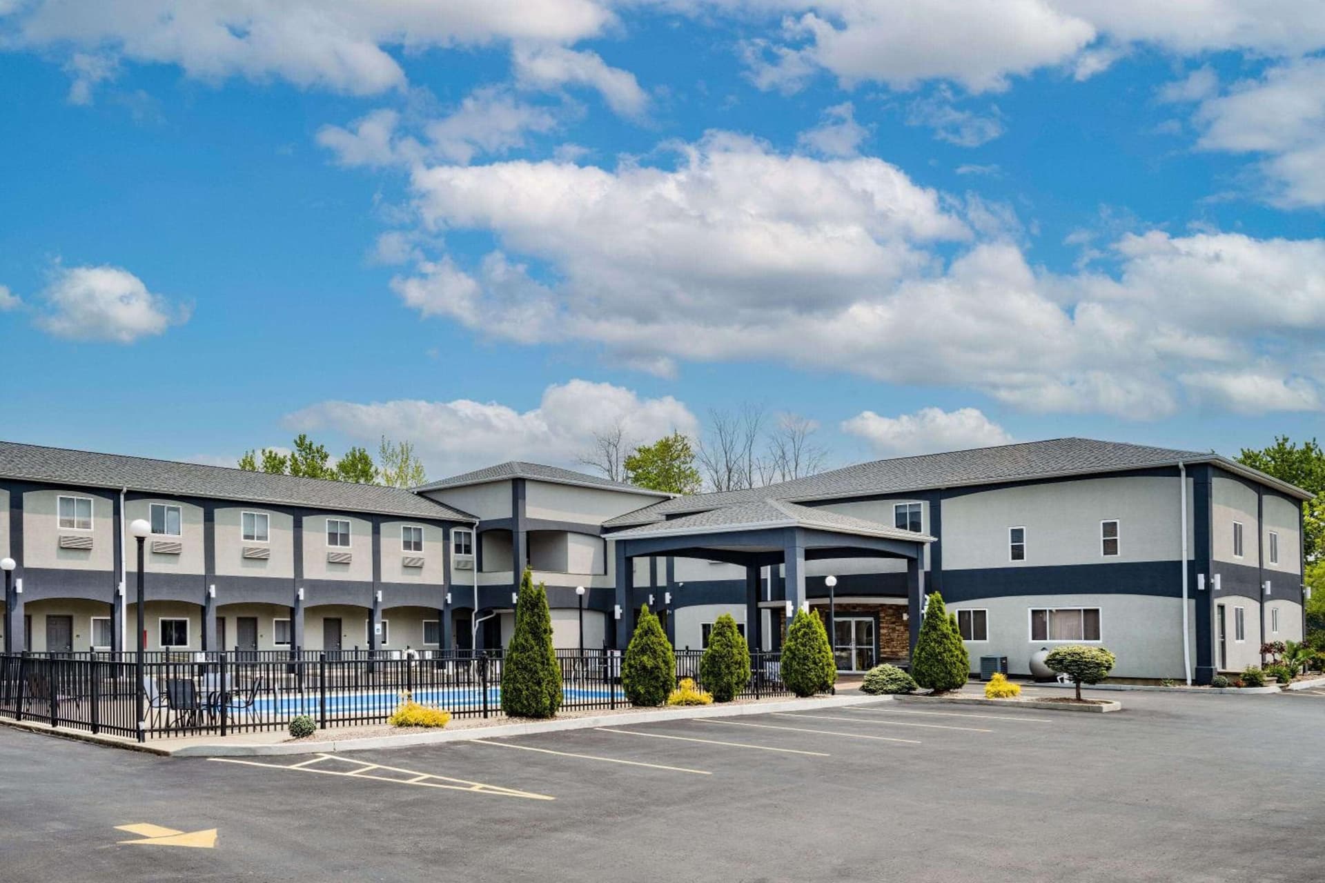 Days Inn & Suites by Wyndham Niagara Falls/Buffalo interior in Niagara Falls, NY — gallery photo 2