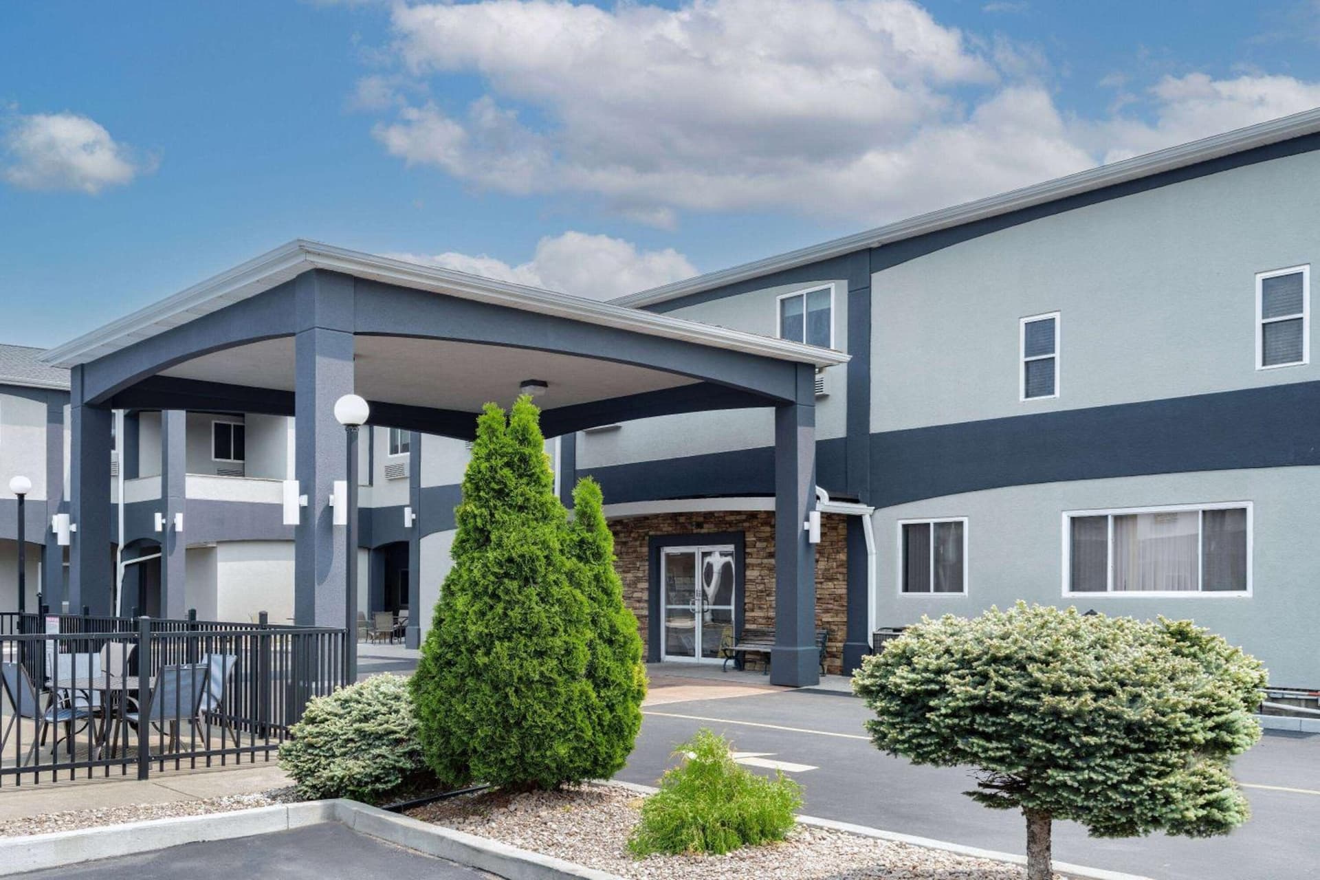 Days Inn & Suites by Wyndham Niagara Falls/Buffalo property views in Niagara Falls, NY — gallery photo 3
