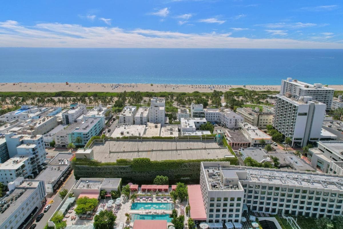 SOBE MONARCH 2 - 2 Bedroom 2 Bathroom Apts - 2 Independent 1 bedrooms apts featured exterior or lobby in Miami Beach, FL — similar hotel