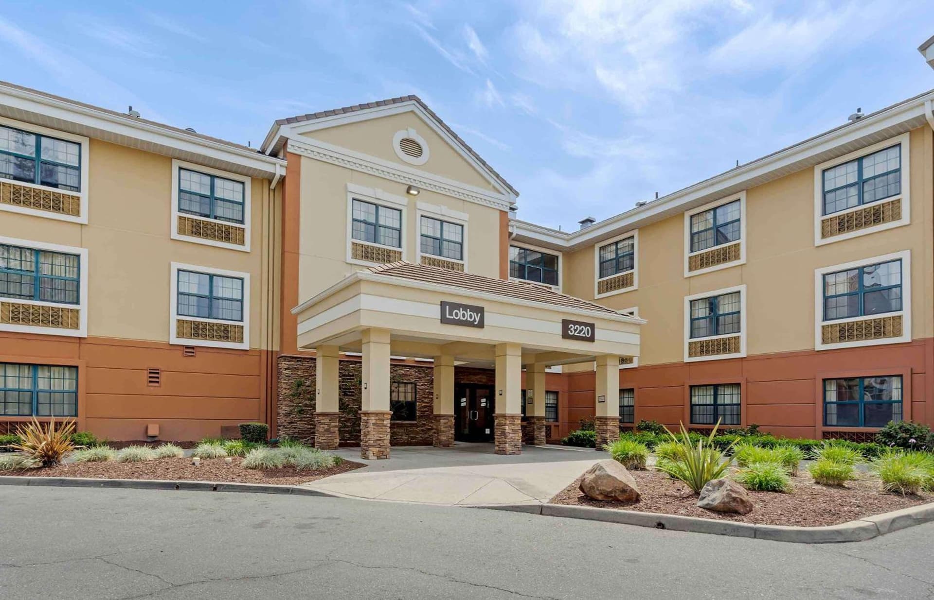 Extended Stay America Suites - Pleasant Hill - Buskirk Ave interior in Pleasant Hill, CA — gallery photo 2