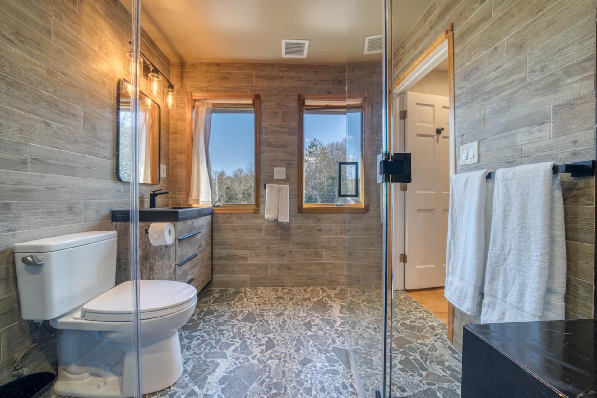 The Haüs Windham - Spacious Suites, Hot Tub, Mountain Views! interior in Windham — gallery photo 2