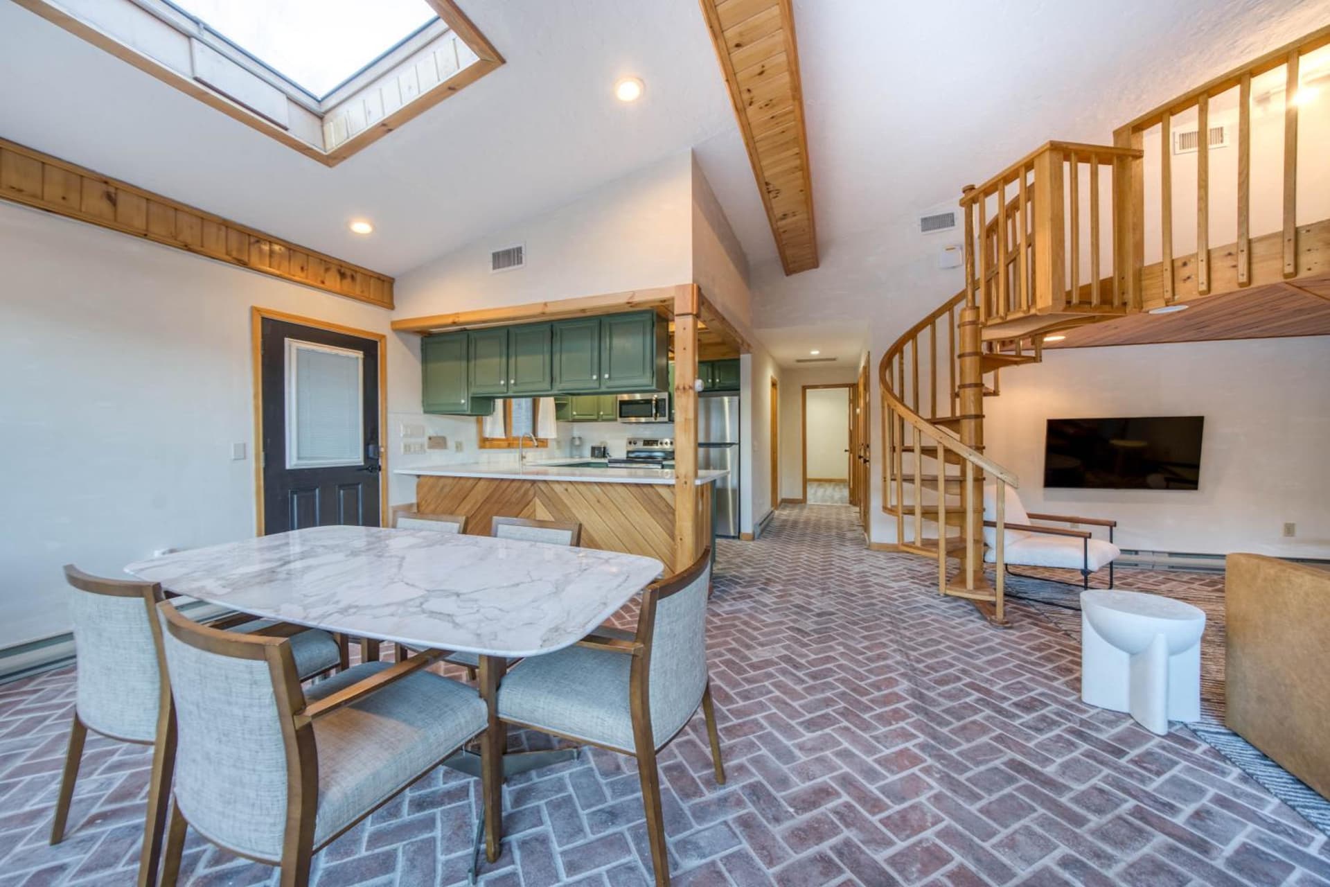 The Haüs Windham - Spacious Suites, Hot Tub, Mountain Views! gallery photo in Windham — image 30