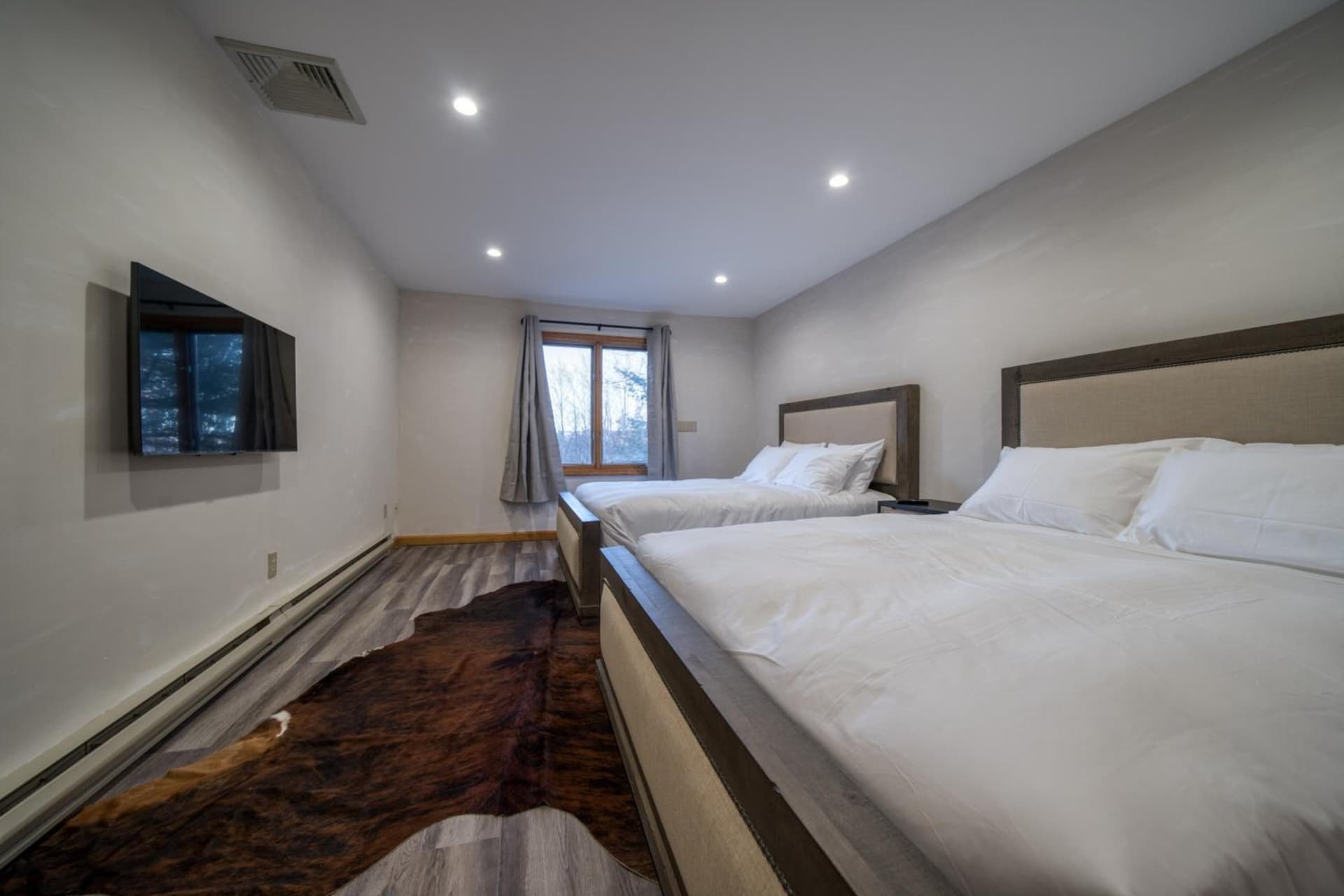 The Haüs Windham - Spacious Suites, Hot Tub, Mountain Views! gallery photo in Windham — image 17