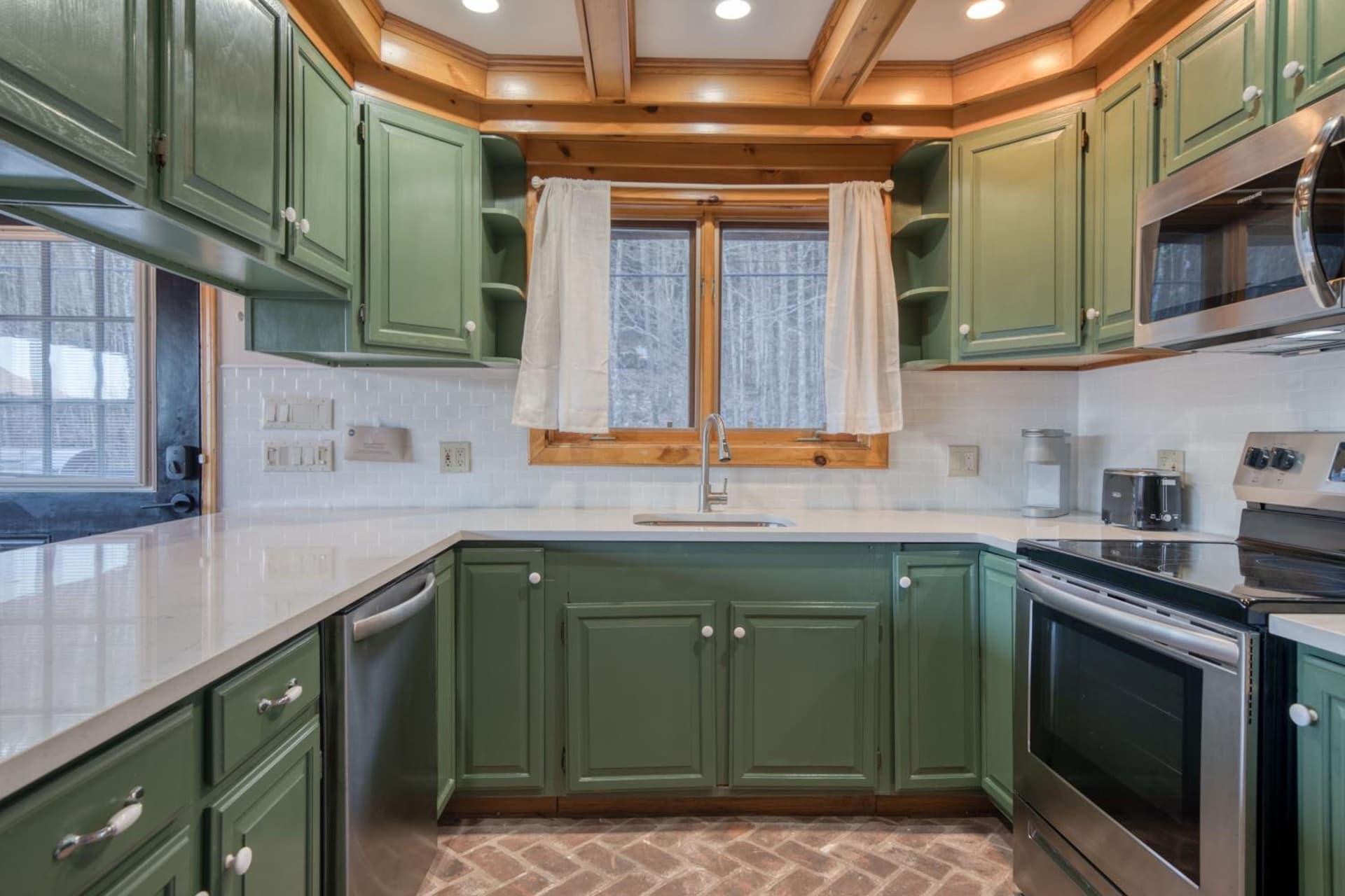 The Haüs Windham - Spacious Suites, Hot Tub, Mountain Views! gallery photo in Windham — image 54