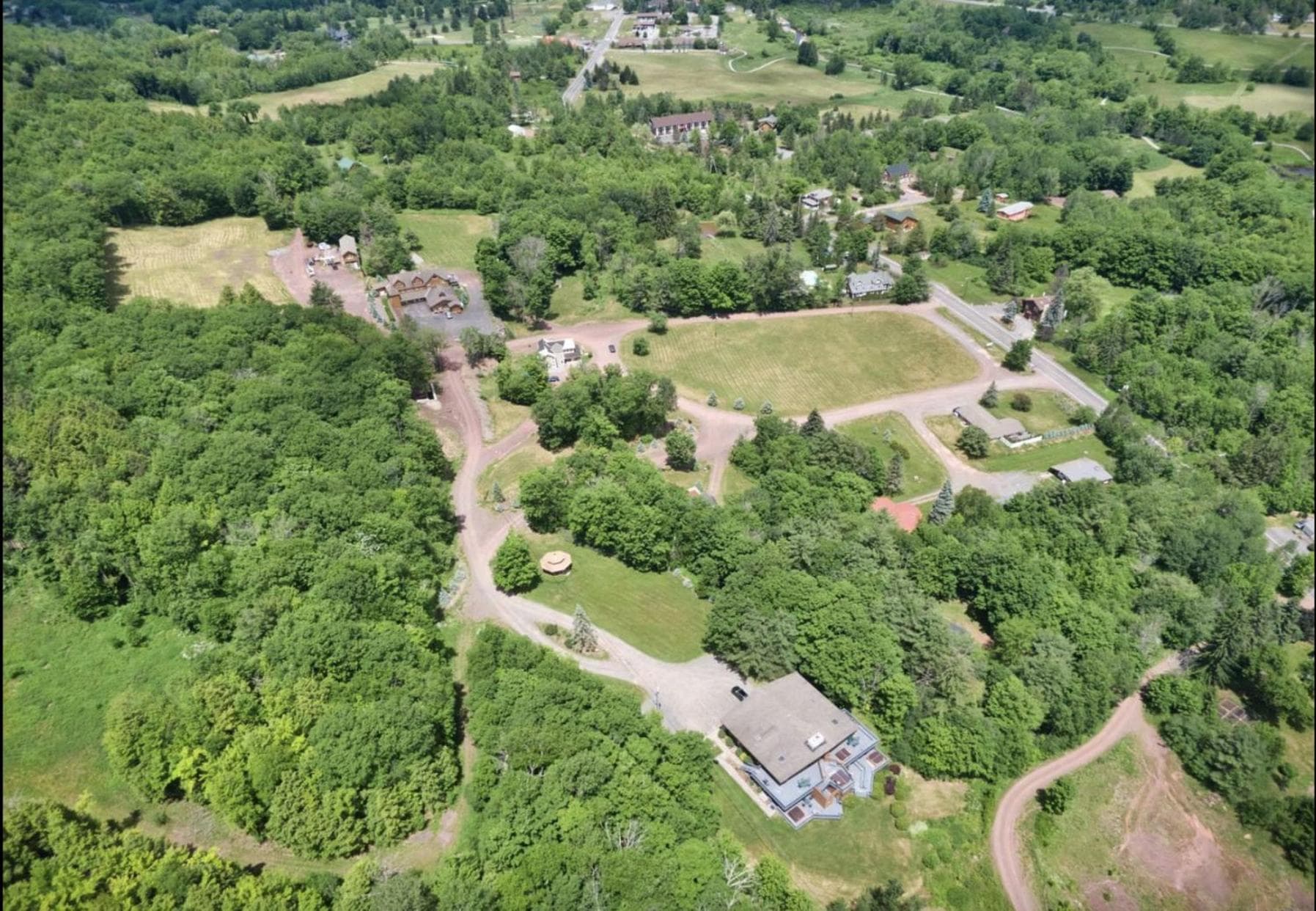 The Haüs Windham - Spacious Suites, Hot Tub, Mountain Views! gallery photo in Windham — image 13