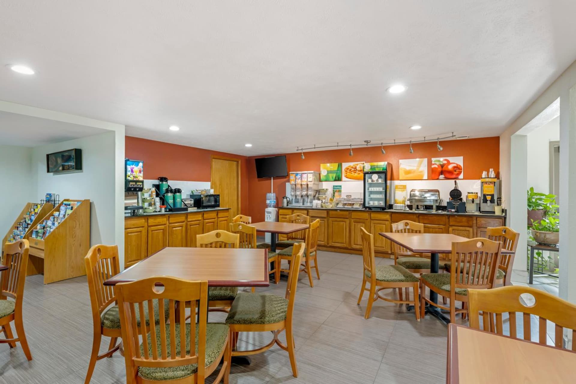 Quality Inn & Suites Lincoln South interior in Lincoln, NE — gallery photo 2