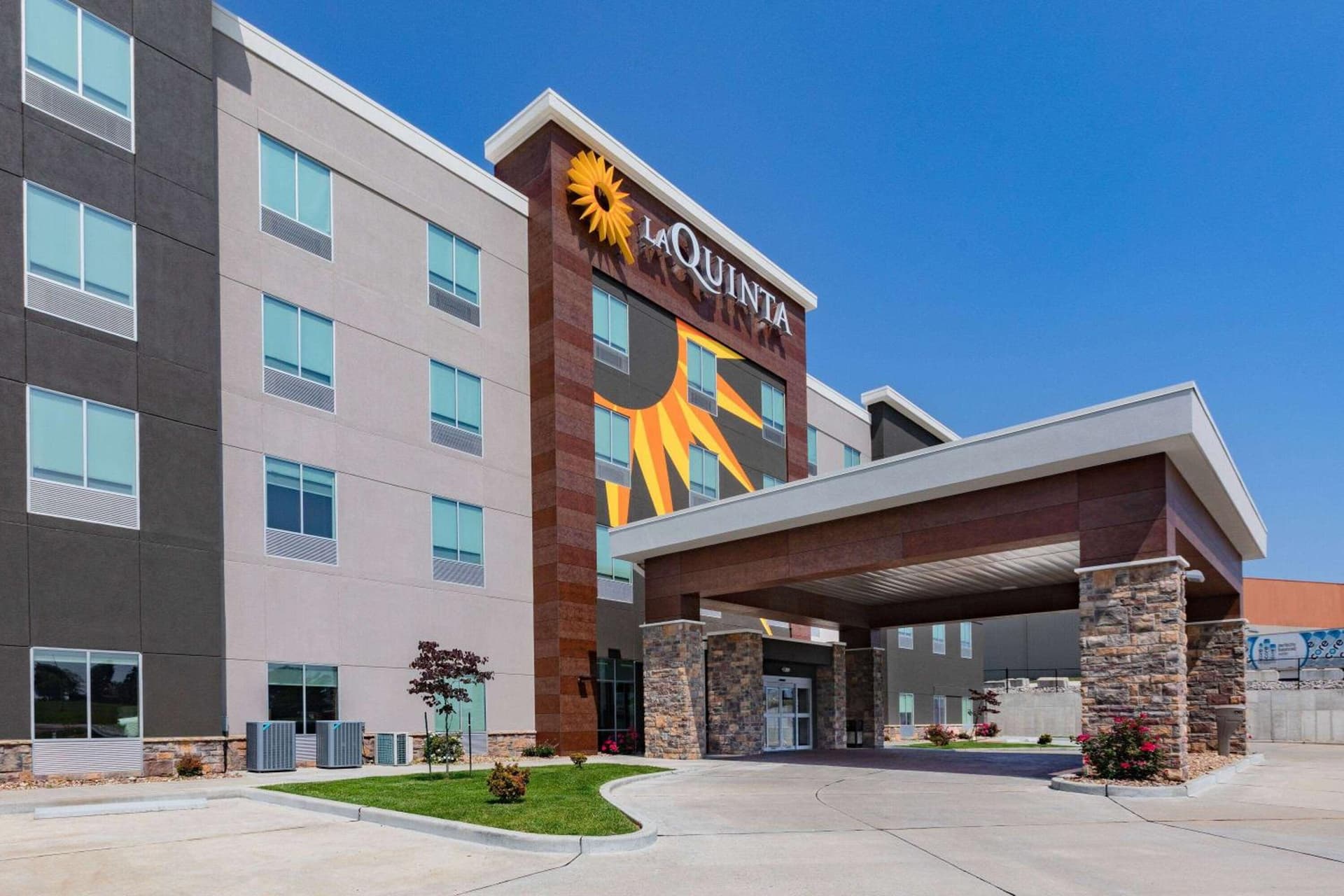 La Quinta Inn & Suites by Wyndham Jackson-Cape Girardeau featured exterior or lobby in Jackson, MO — similar hotel
