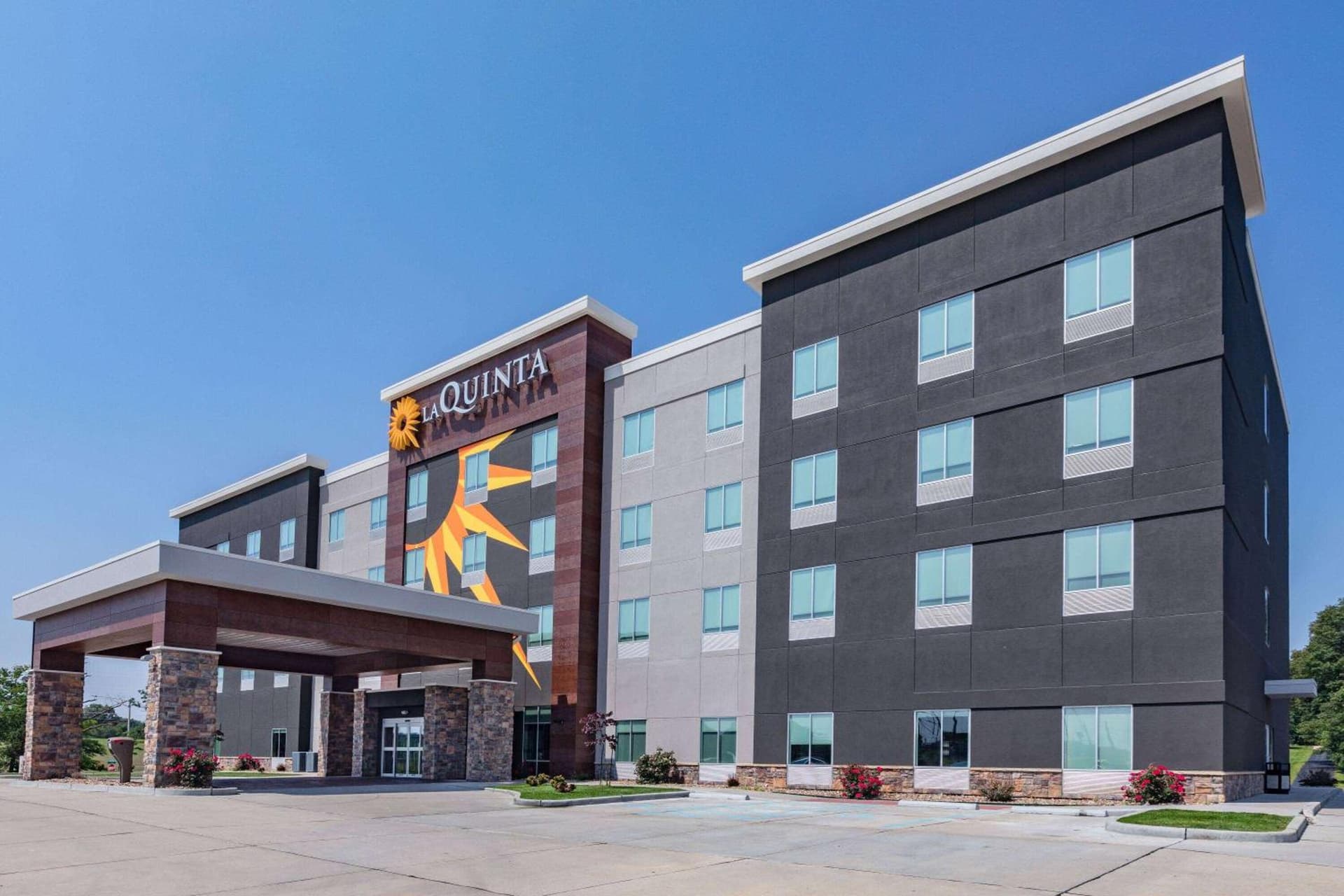 La Quinta Inn & Suites by Wyndham Jackson-Cape Girardeau interior in Jackson, MO — gallery photo 2