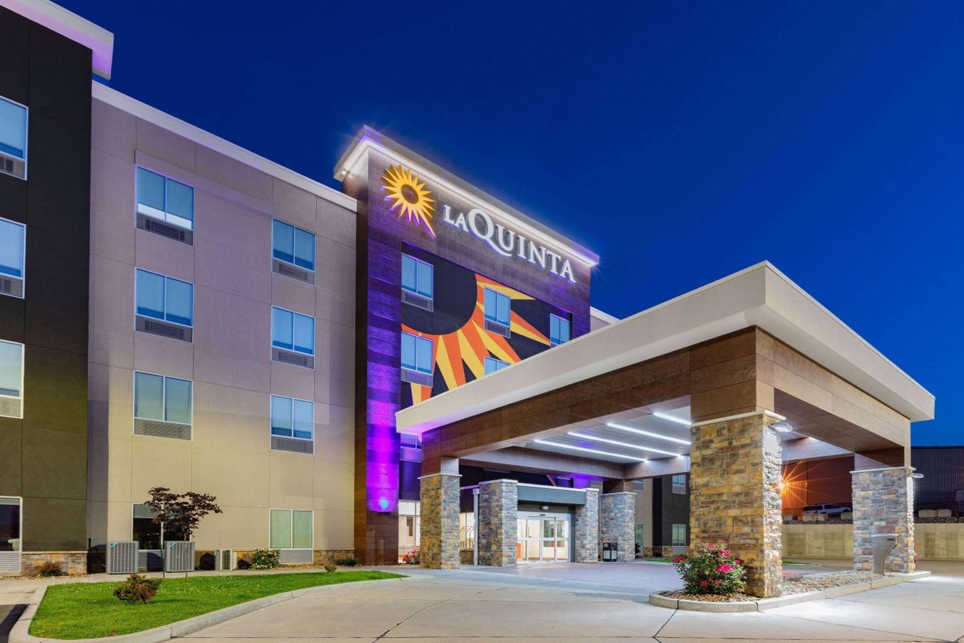 La Quinta Inn & Suites by Wyndham Jackson-Cape Girardeau property views in Jackson, MO — gallery photo 3