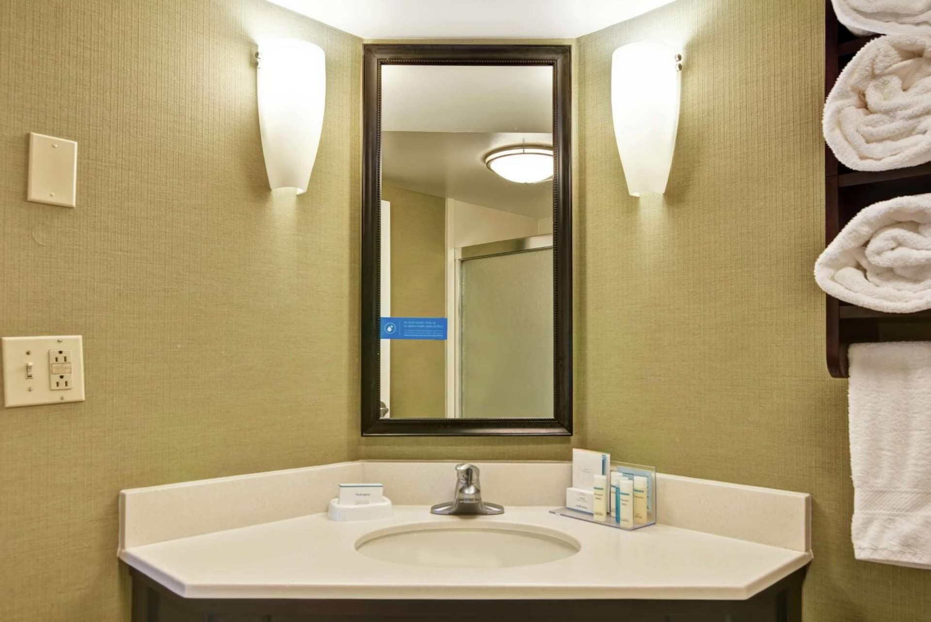 Hampton Inn Charlotte-Gastonia gallery photo in Gastonia, NC — image 15
