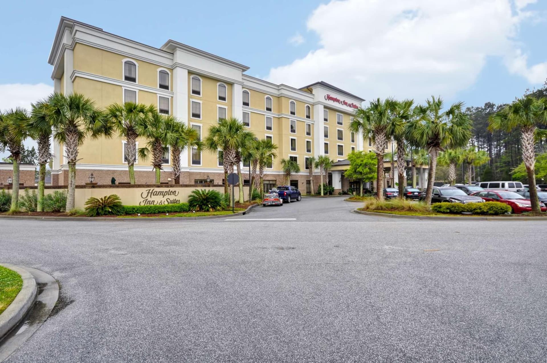 Hampton Inn & Suites North Charleston-University Boulevard property views in Charleston, SC — gallery photo 3