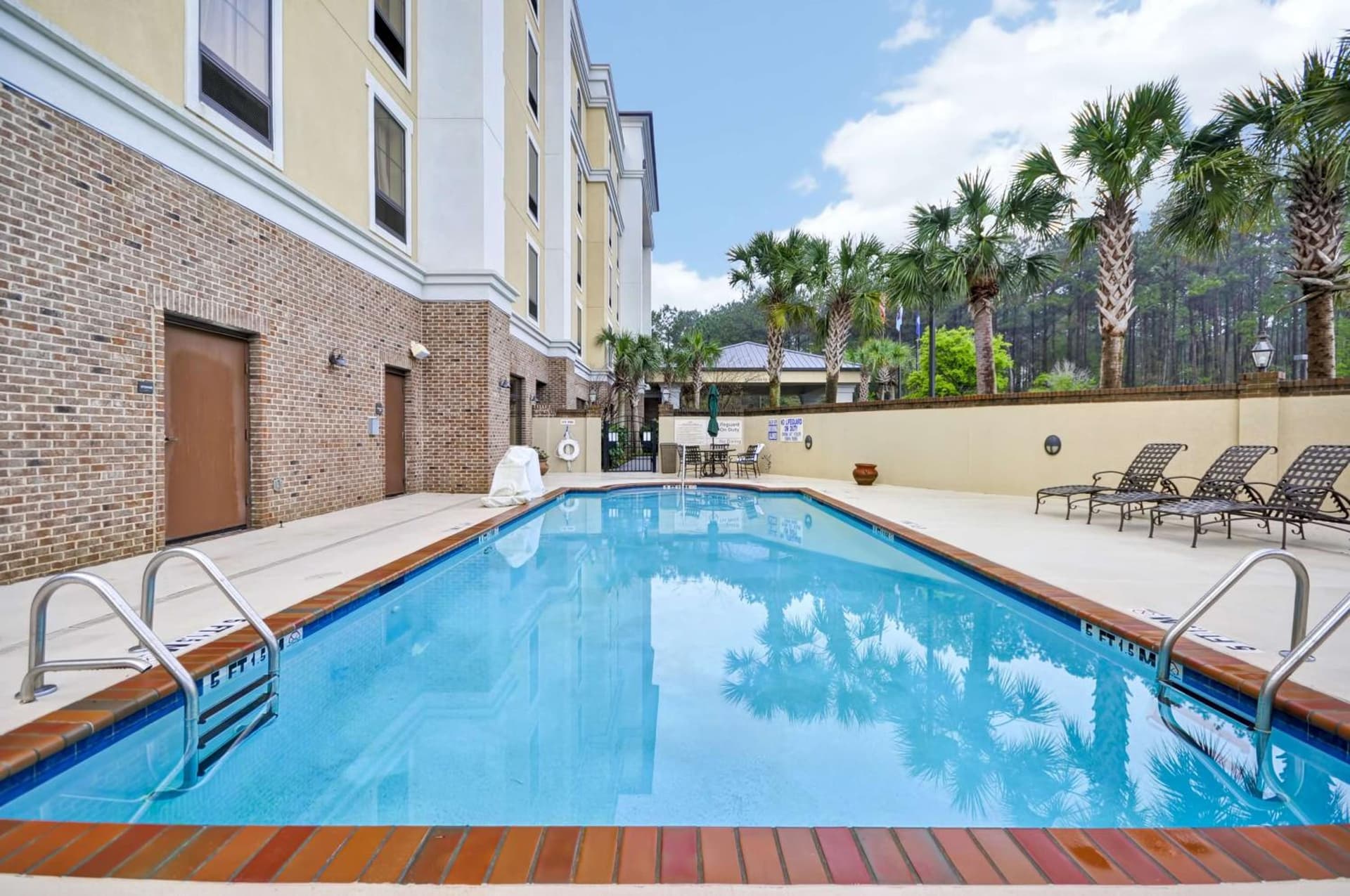 Hampton Inn & Suites North Charleston-University Boulevard interior in Charleston, SC — gallery photo 2
