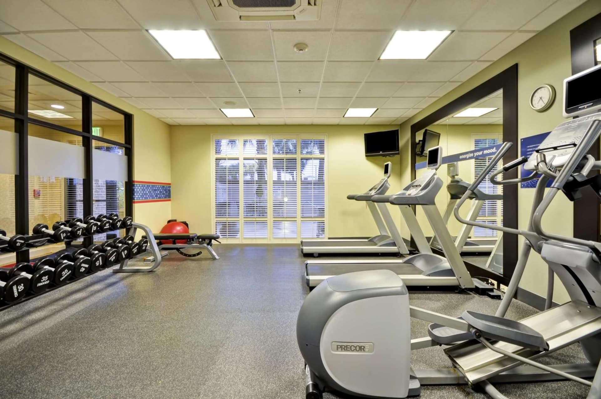 Hampton Inn & Suites North Charleston-University Boulevard gallery photo in Charleston, SC — image 5