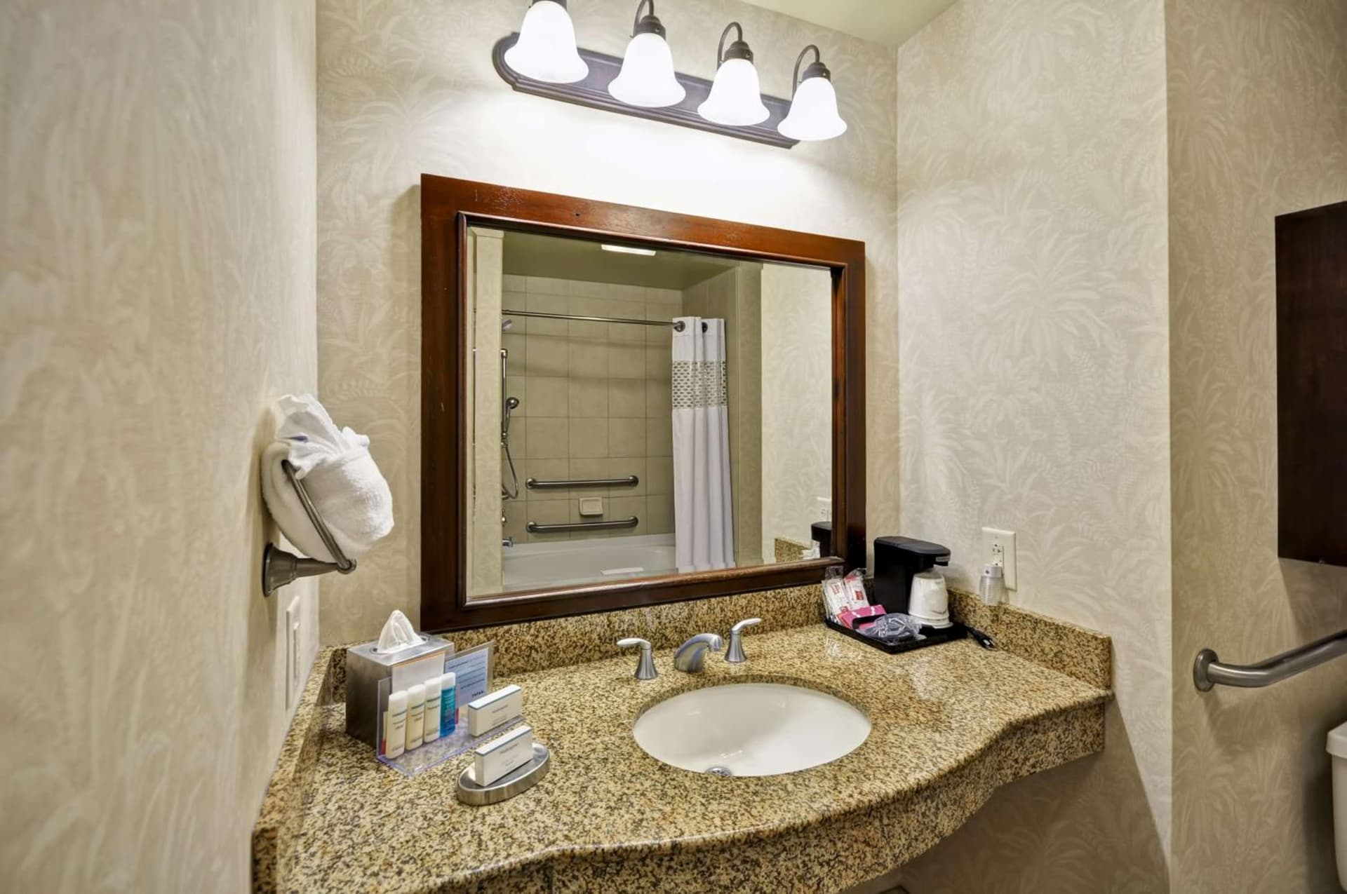 Hampton Inn & Suites North Charleston-University Boulevard gallery photo in Charleston, SC — image 13