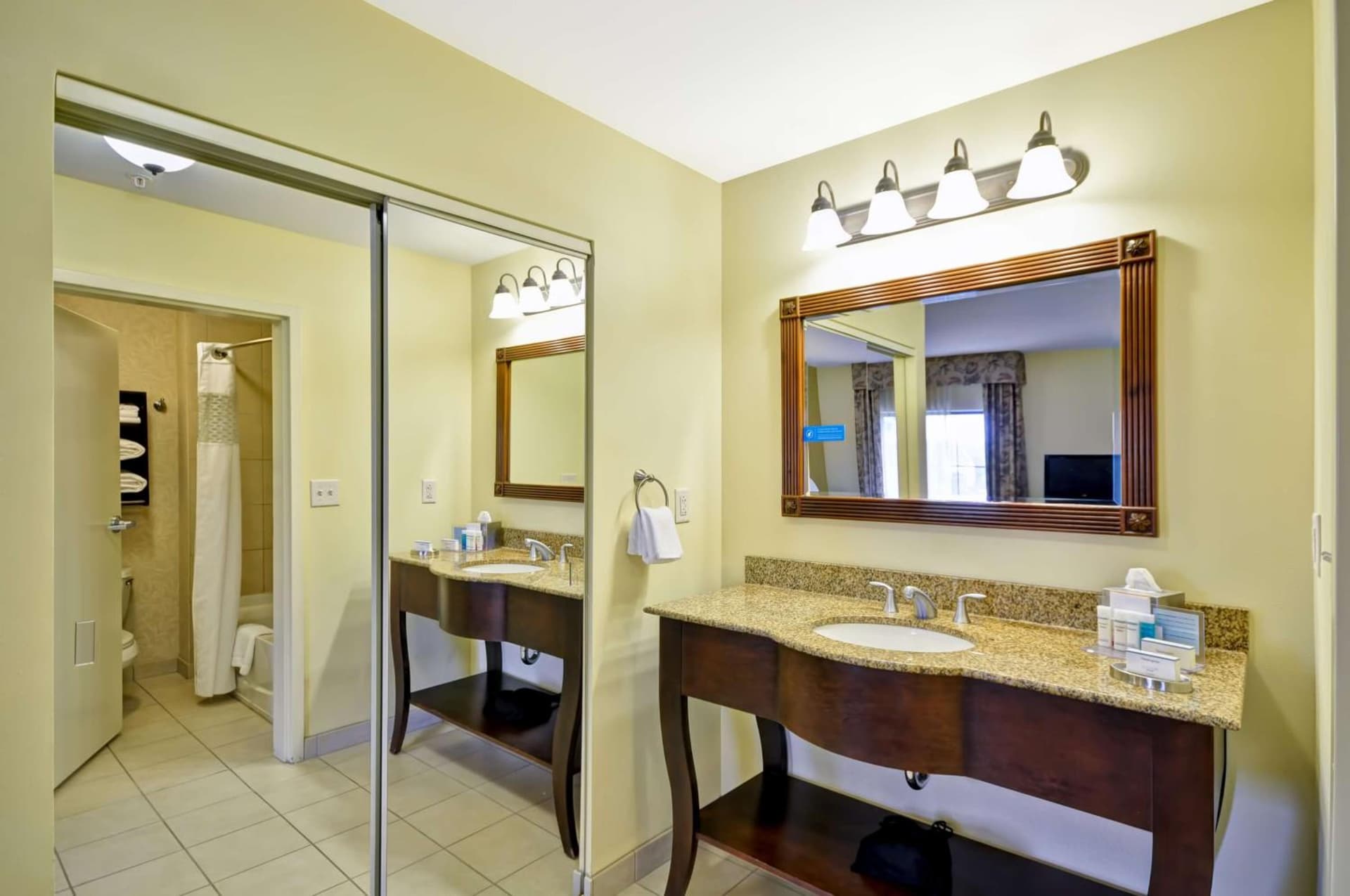 Hampton Inn & Suites North Charleston-University Boulevard gallery photo in Charleston, SC — image 33