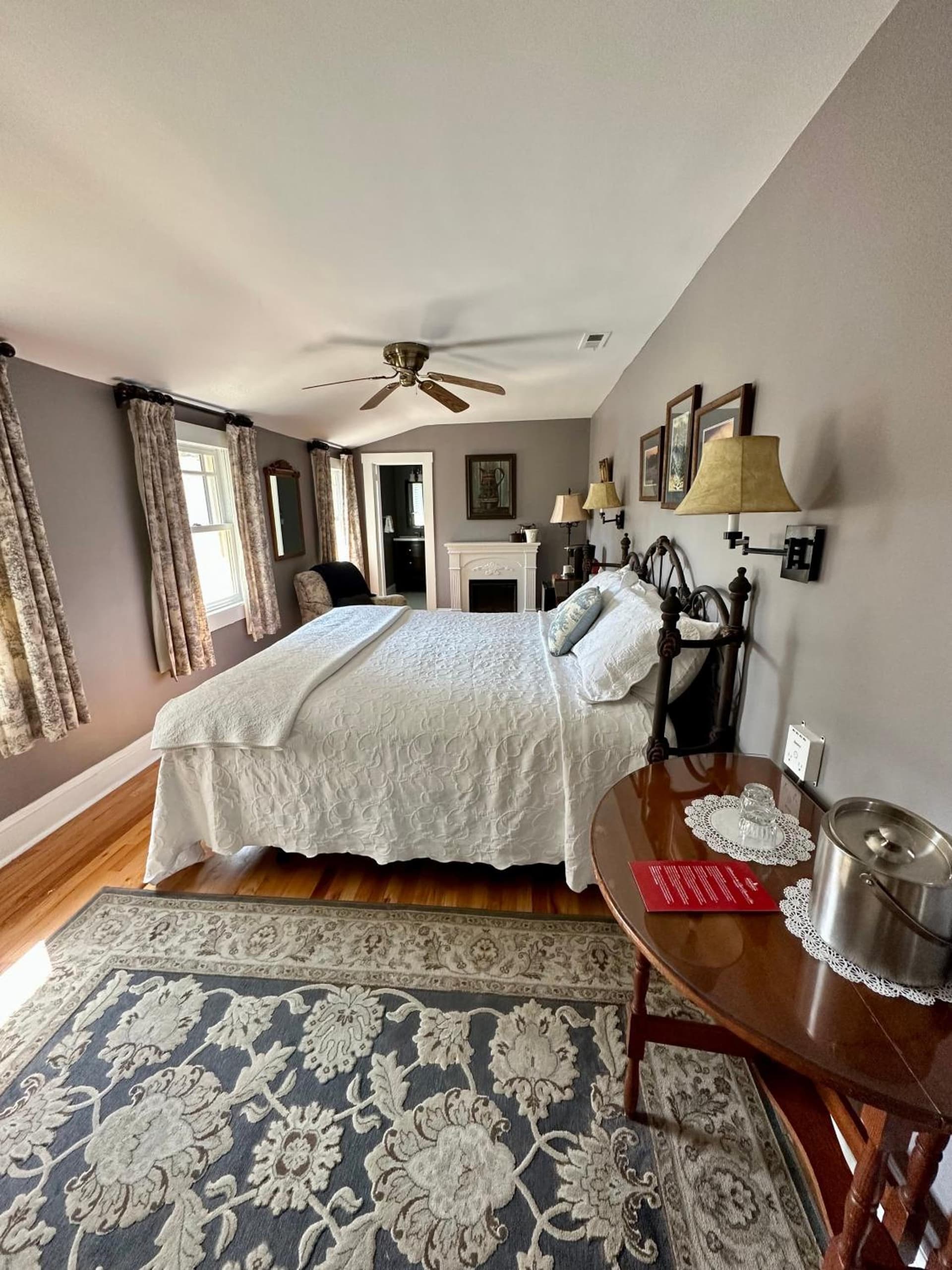 Red Rocker Inn interior in Black Mountain, NC — gallery photo 2