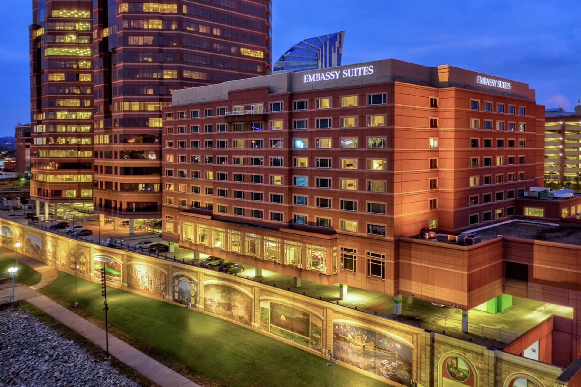 Embassy Suites Cincinnati - RiverCenter property views in Covington, KY — gallery photo 3