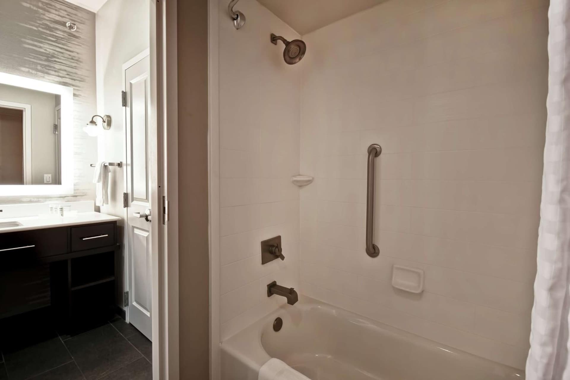 Homewood Suites by Hilton Dallas Arlington South gallery photo in Arlington, TX — image 4