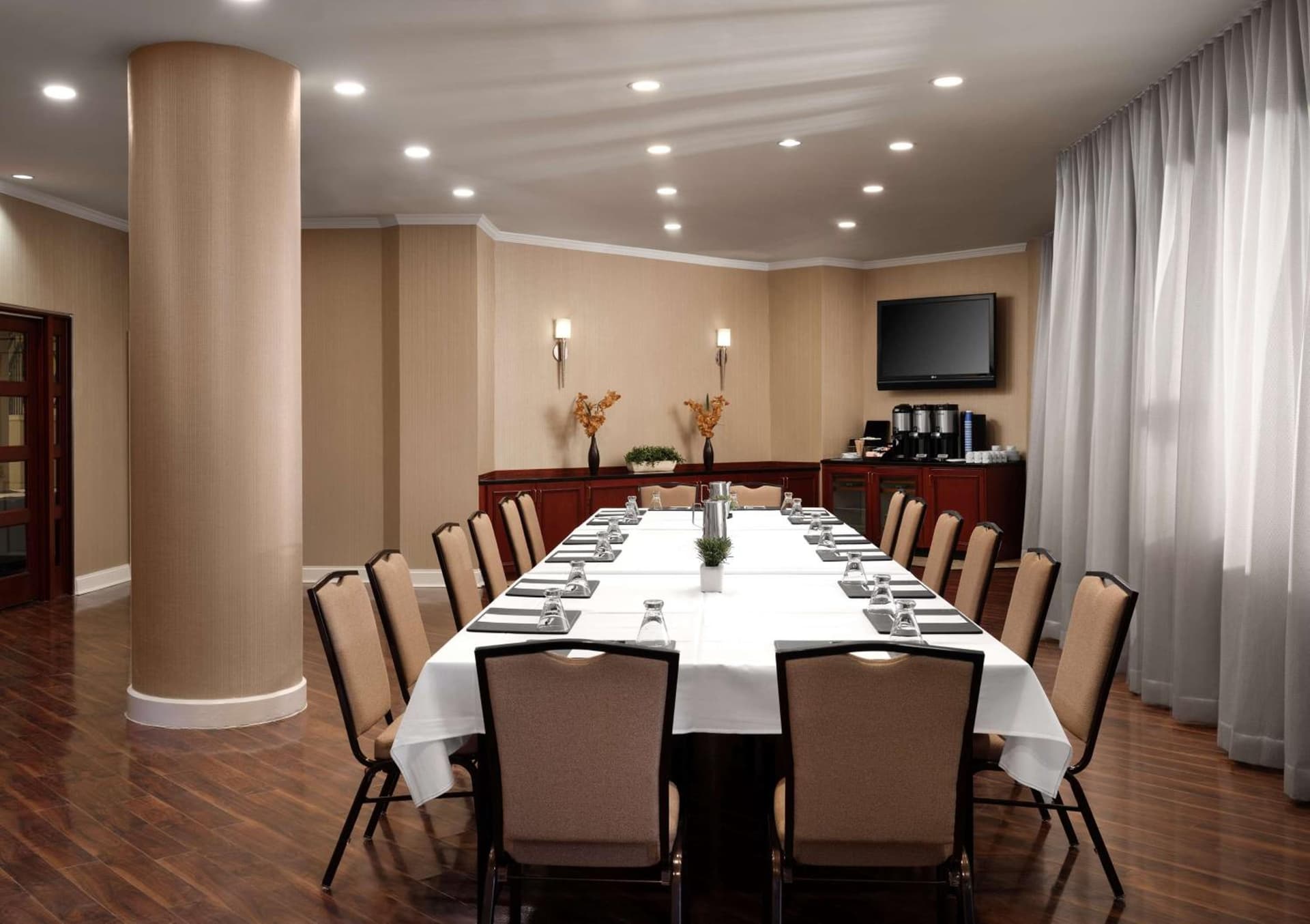 Hilton Arlington property views in Arlington, VA — gallery photo 3