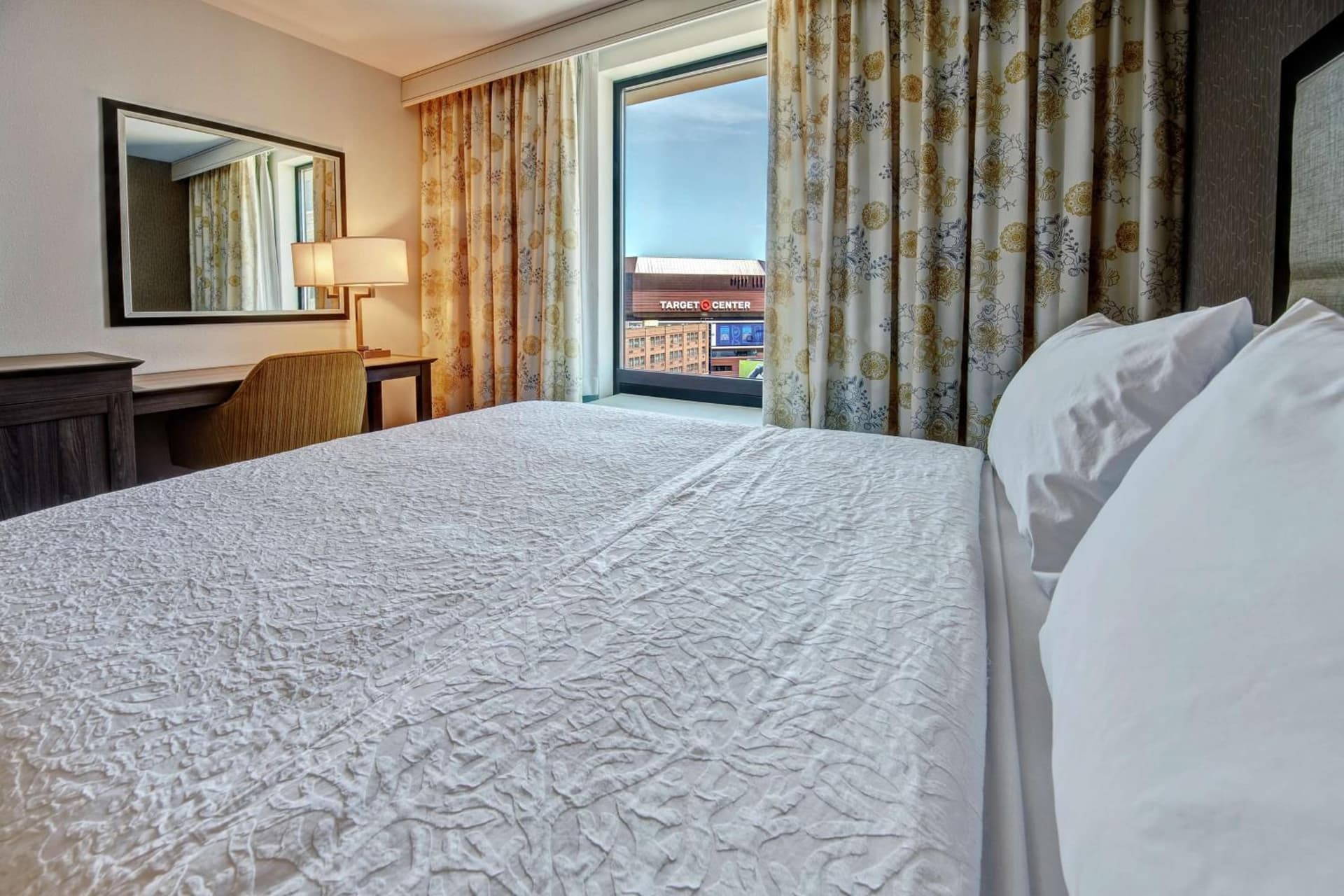 Hampton Inn & Suites - Minneapolis/Downtown interior in Minneapolis, MN — gallery photo 2