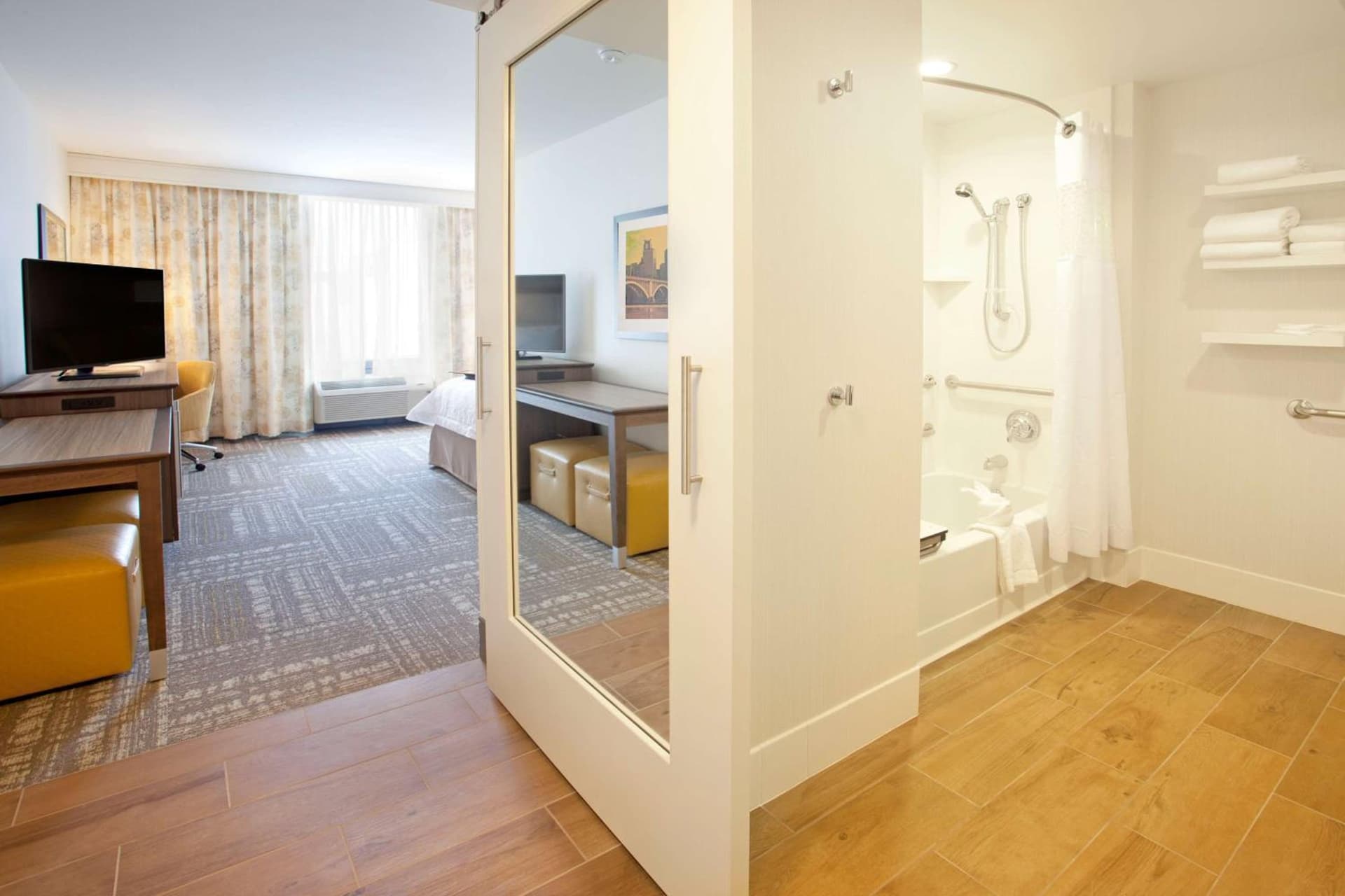 Hampton Inn & Suites - Minneapolis/Downtown gallery photo in Minneapolis, MN — image 8