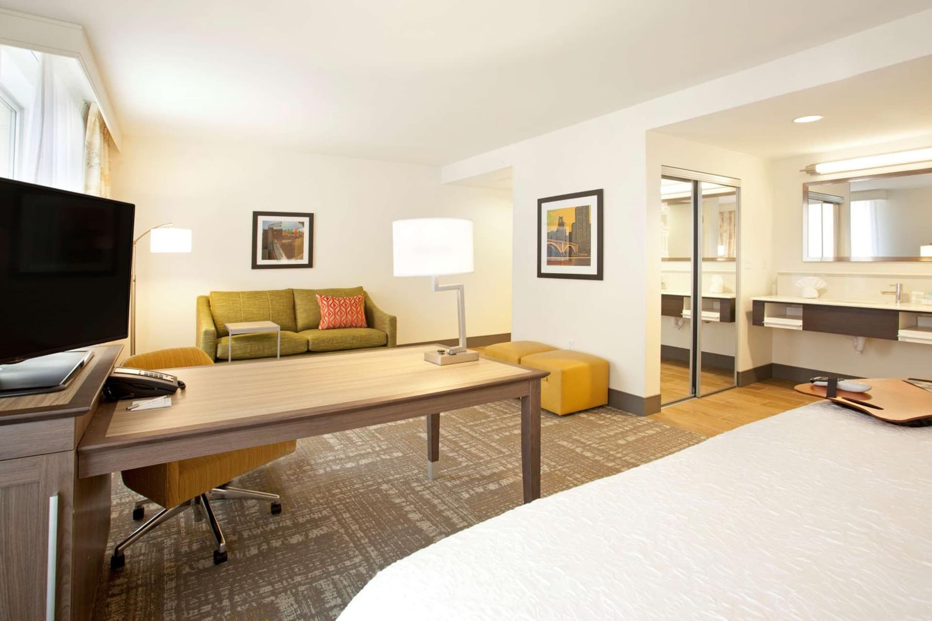 Hampton Inn & Suites - Minneapolis/Downtown interior in Minneapolis, MN — gallery photo 2
