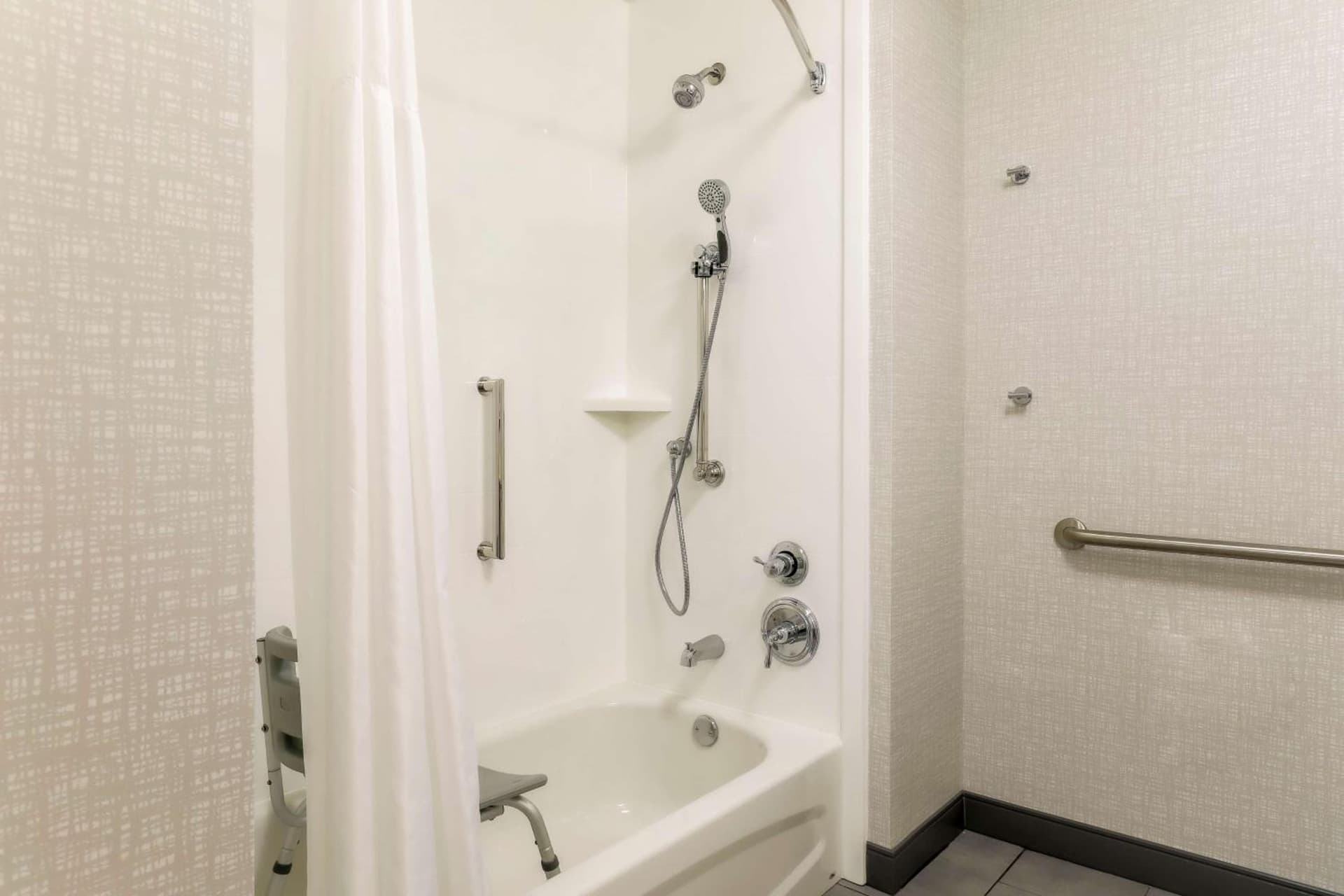 Hampton Inn & Suites Pittsburgh Downtown interior in Pittsburgh, PA — gallery photo 2