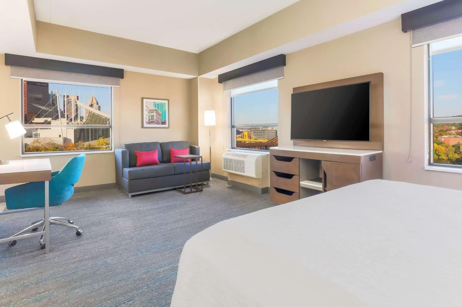 Hampton Inn & Suites Pittsburgh Downtown interior in Pittsburgh, PA — gallery photo 2