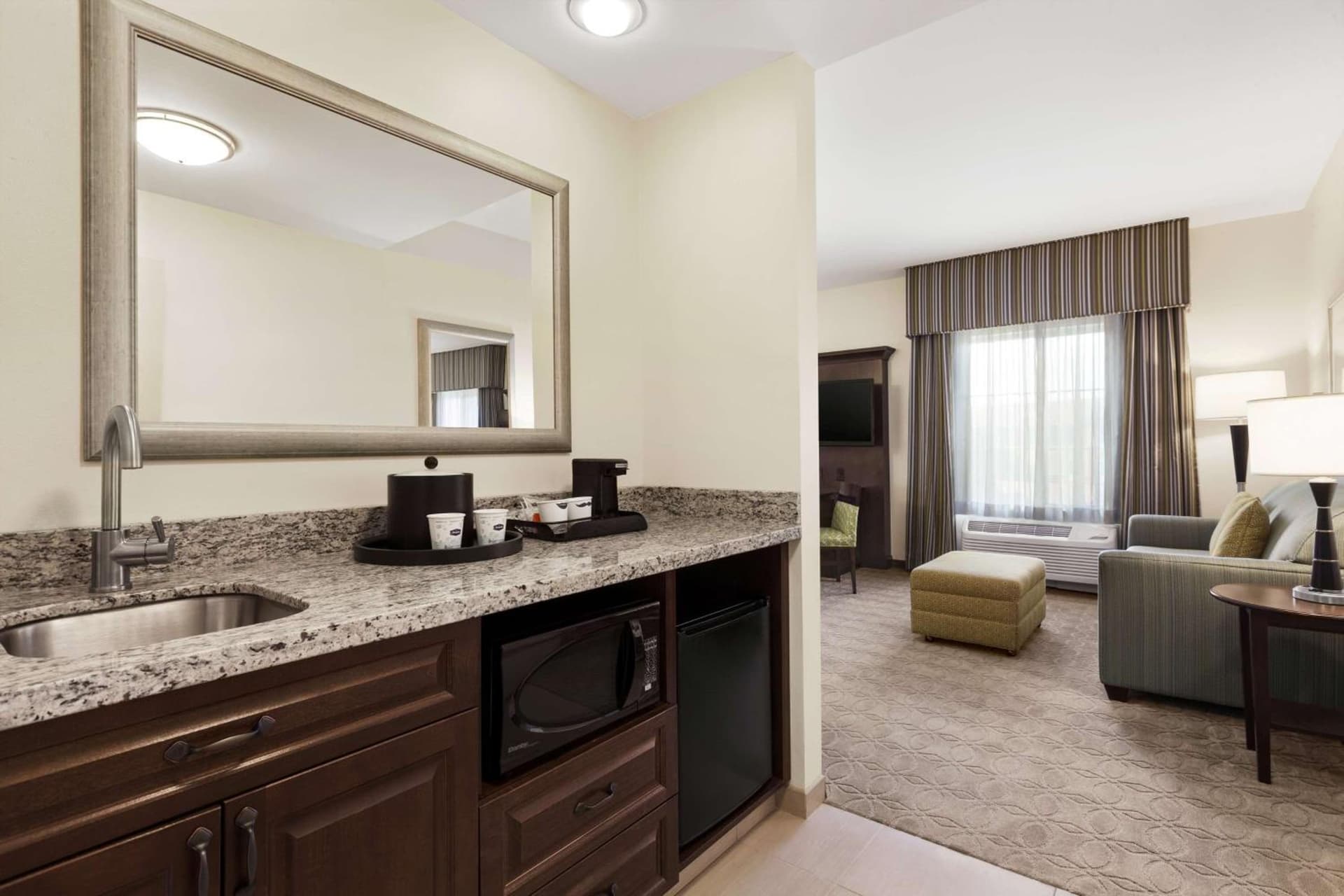 Hampton Inn & Suites San Bernardino gallery photo in San Bernardino, CA — image 9