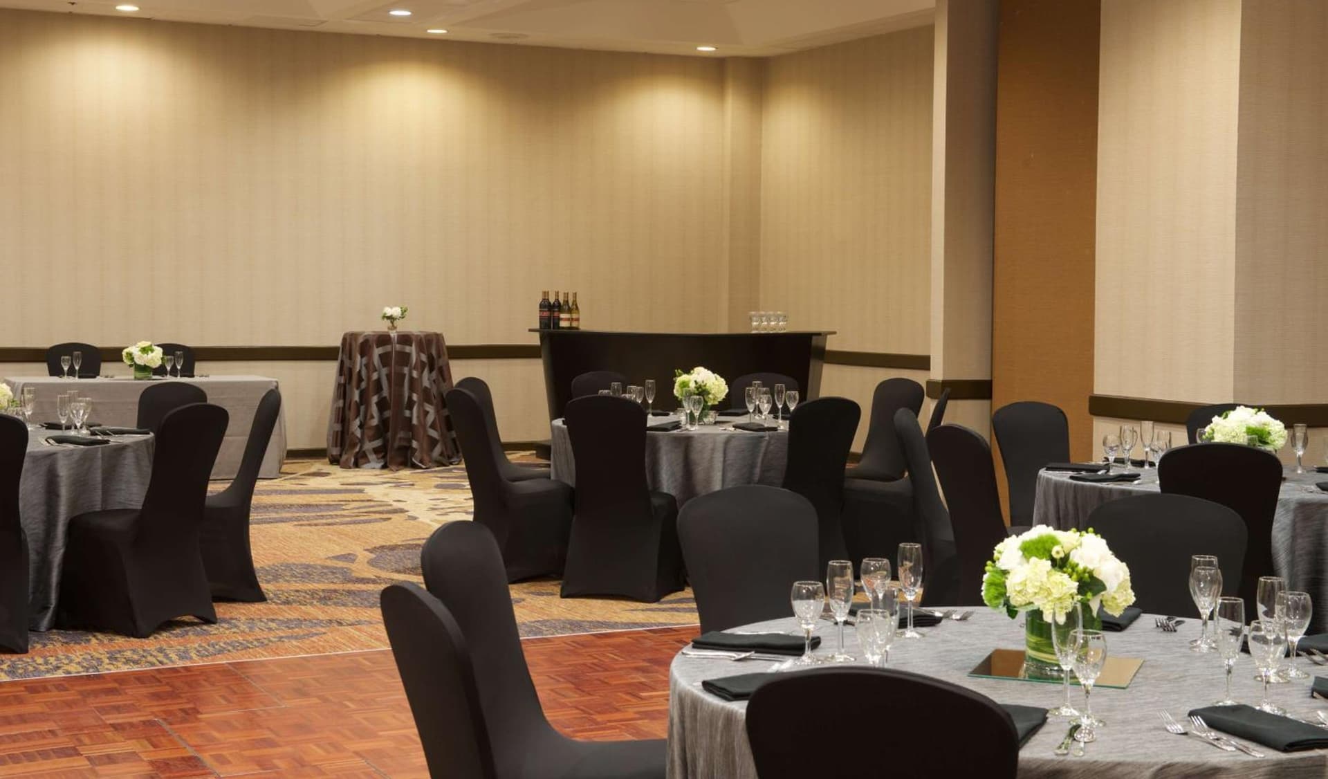 Embassy Suites by Hilton Seattle Bellevue gallery photo in Bellevue, WA — image 9