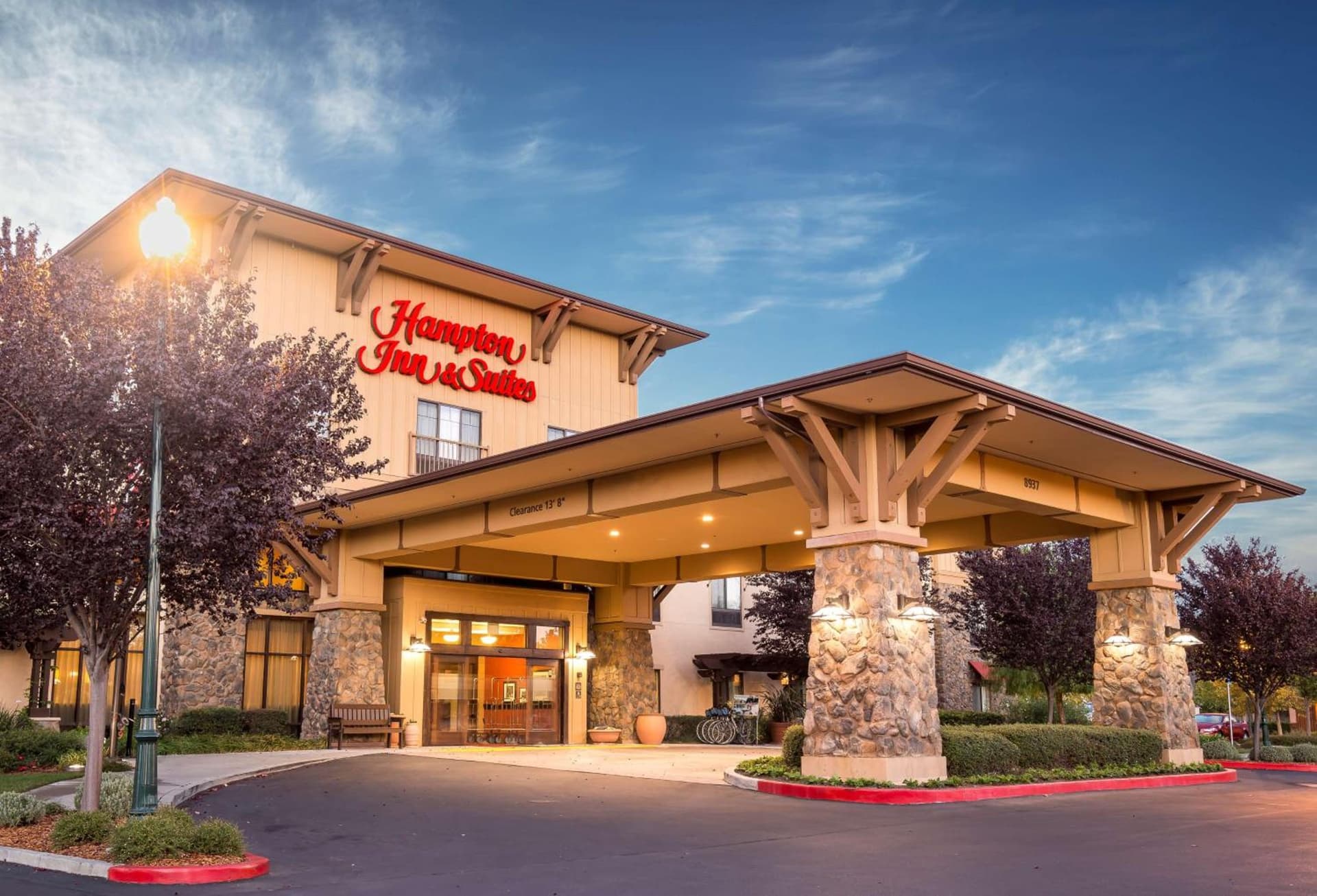 Hampton Inn & Suites Windsor-Sonoma Wine Country interior in Windsor, CA — gallery photo 2