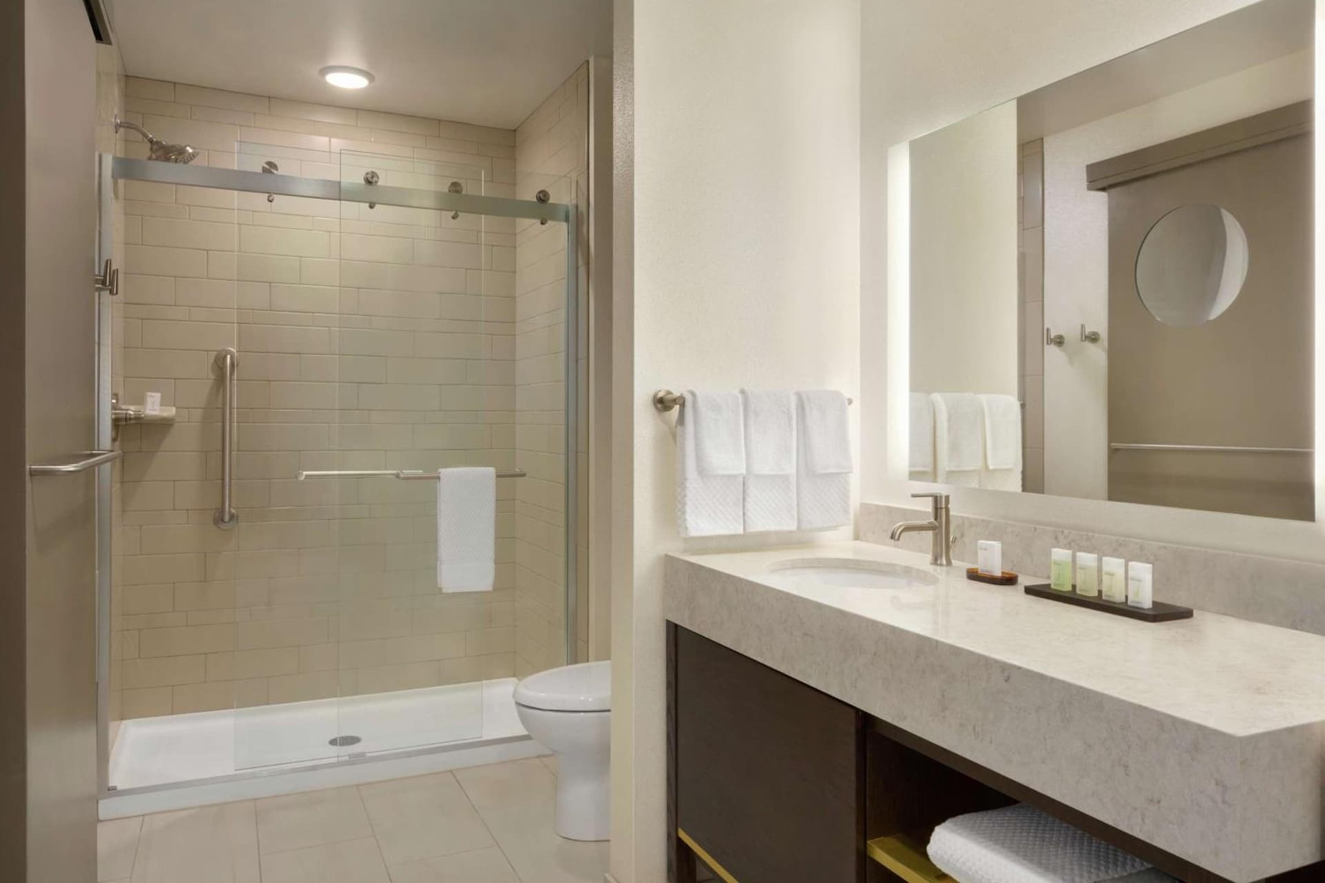 Embassy Suites By Hilton Syracuse Destiny USA gallery photo in Syracuse, NY — image 7