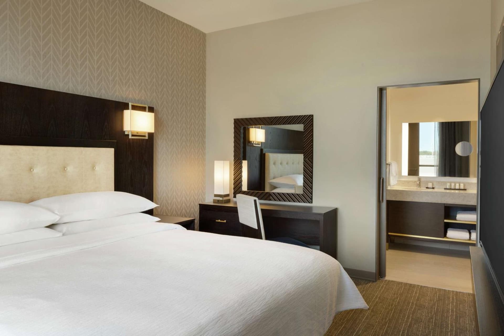 Embassy Suites By Hilton Syracuse Destiny USA gallery photo in Syracuse, NY — image 10