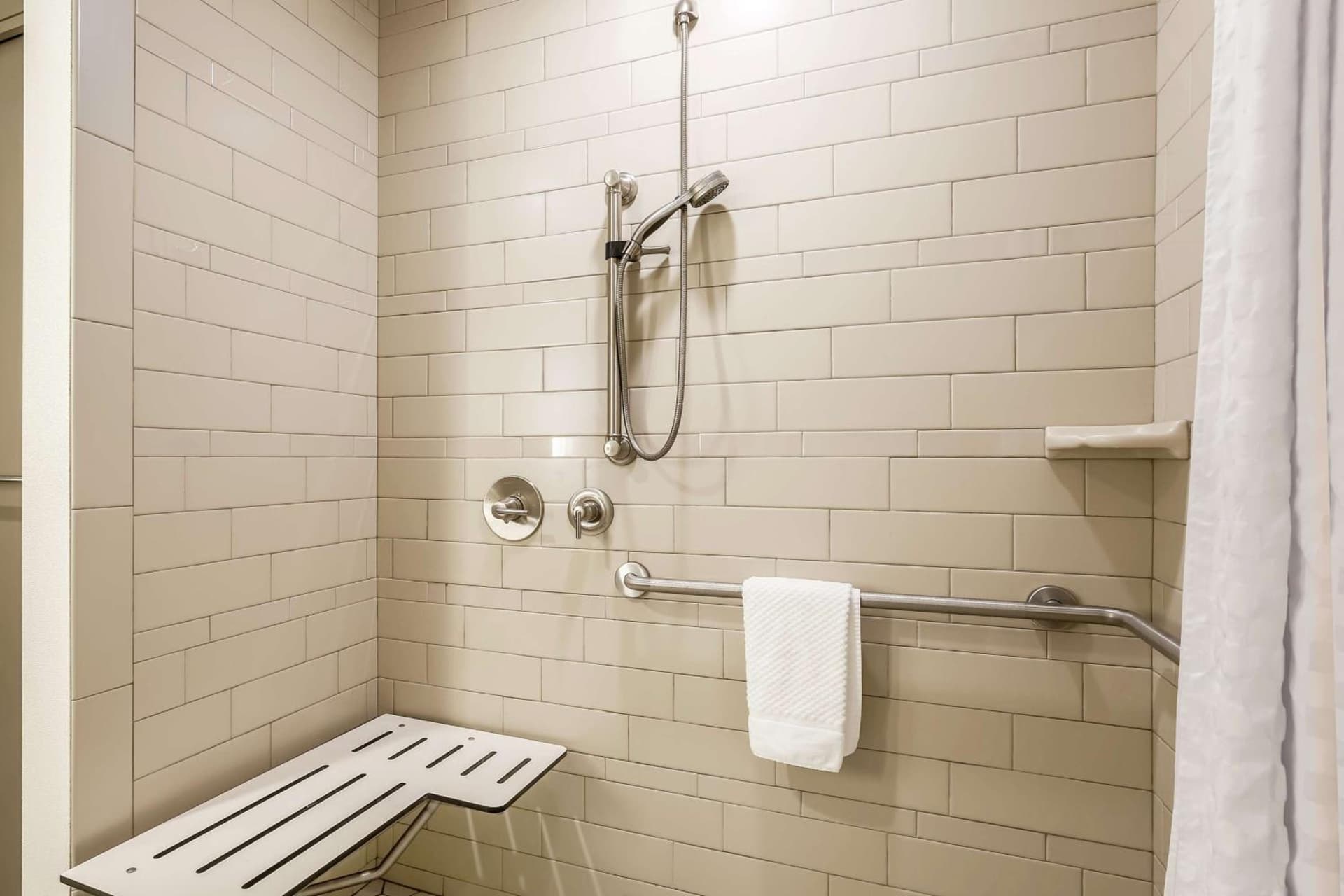 Embassy Suites By Hilton Syracuse Destiny USA gallery photo in Syracuse, NY — image 6