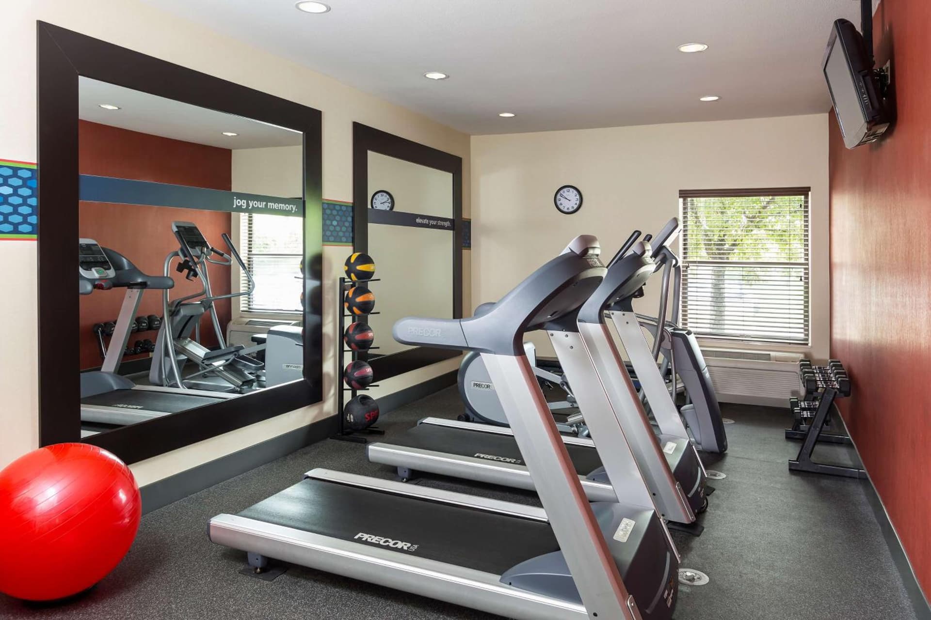Hampton Inn Zanesville interior in Zanesville, OH — gallery photo 2