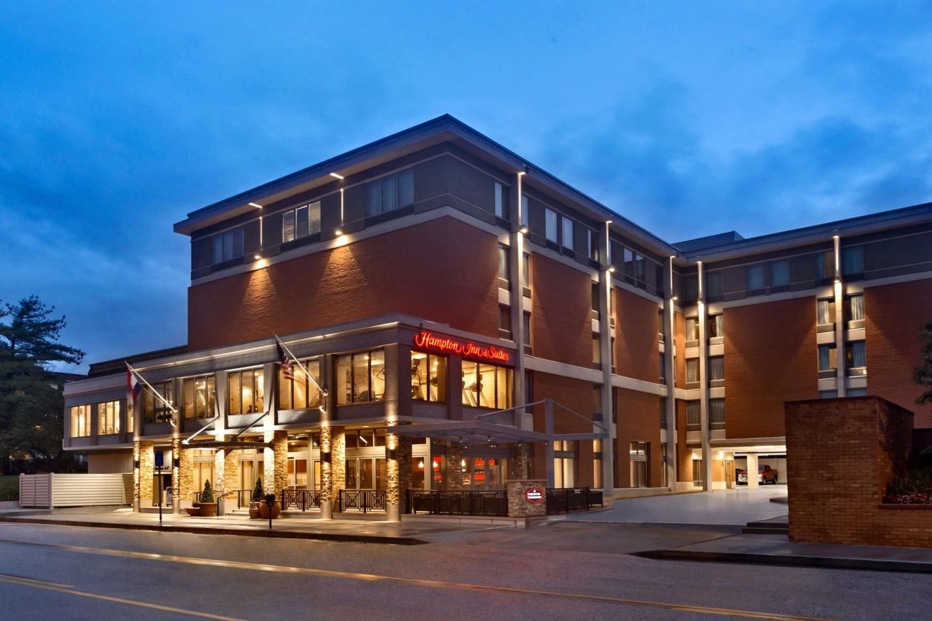 Hampton Inn and Suites Clayton/St. Louis-Galleria Area interior in Clayton, MO — gallery photo 2