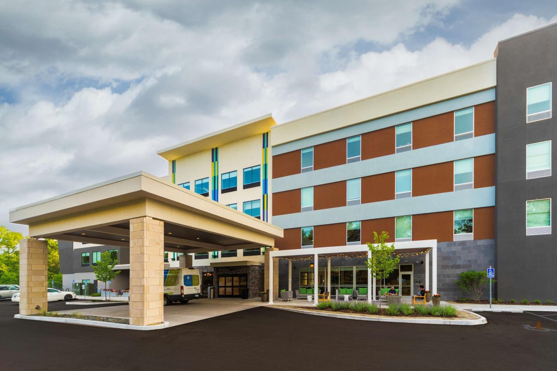 Tru By Hilton Minneapolis Mall of America featured exterior or lobby in Bloomington, MN — similar hotel