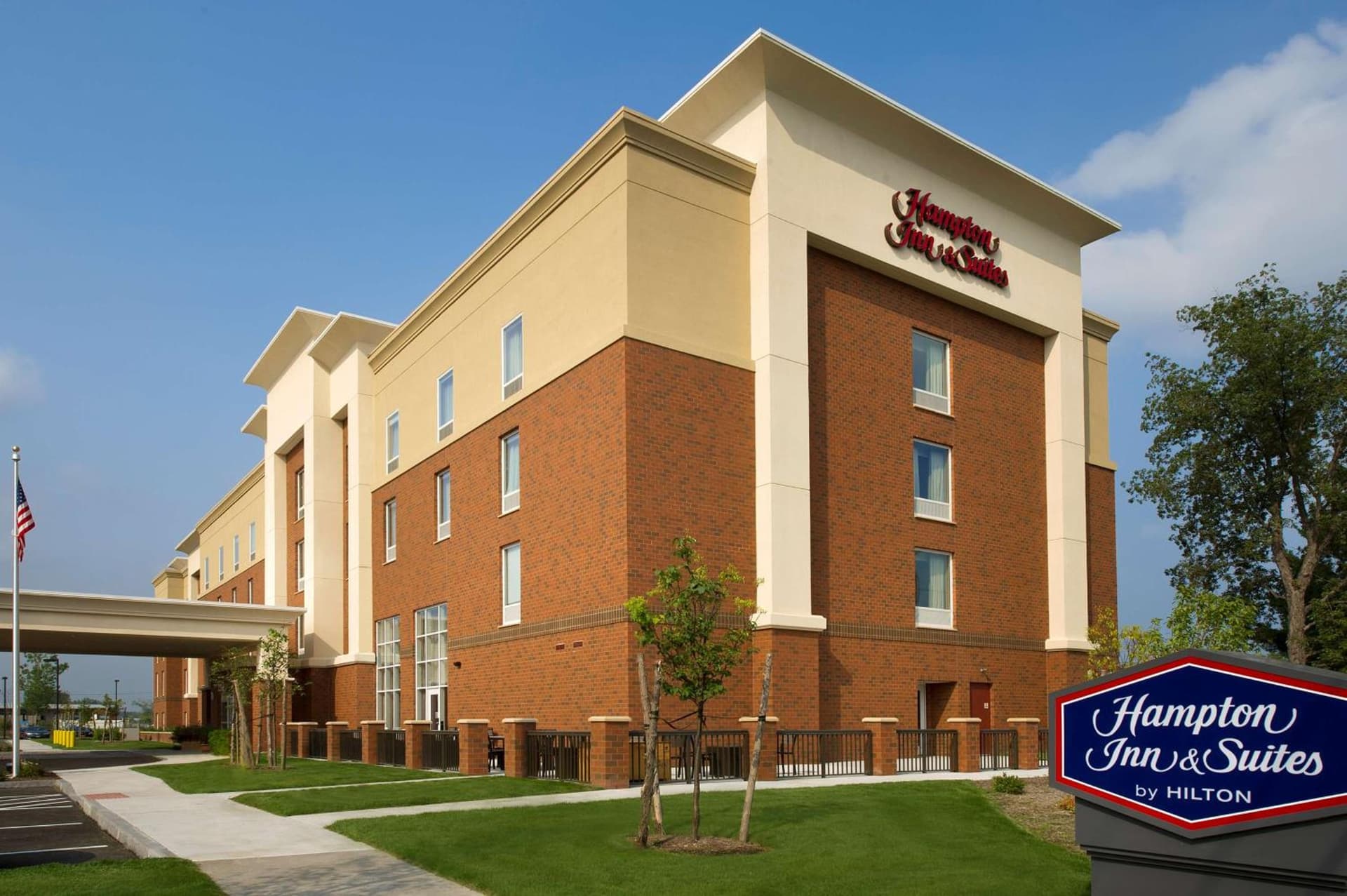 Hampton Inn & Suites Syracuse/Carrier Circle interior in East Syracuse, NY — gallery photo 2