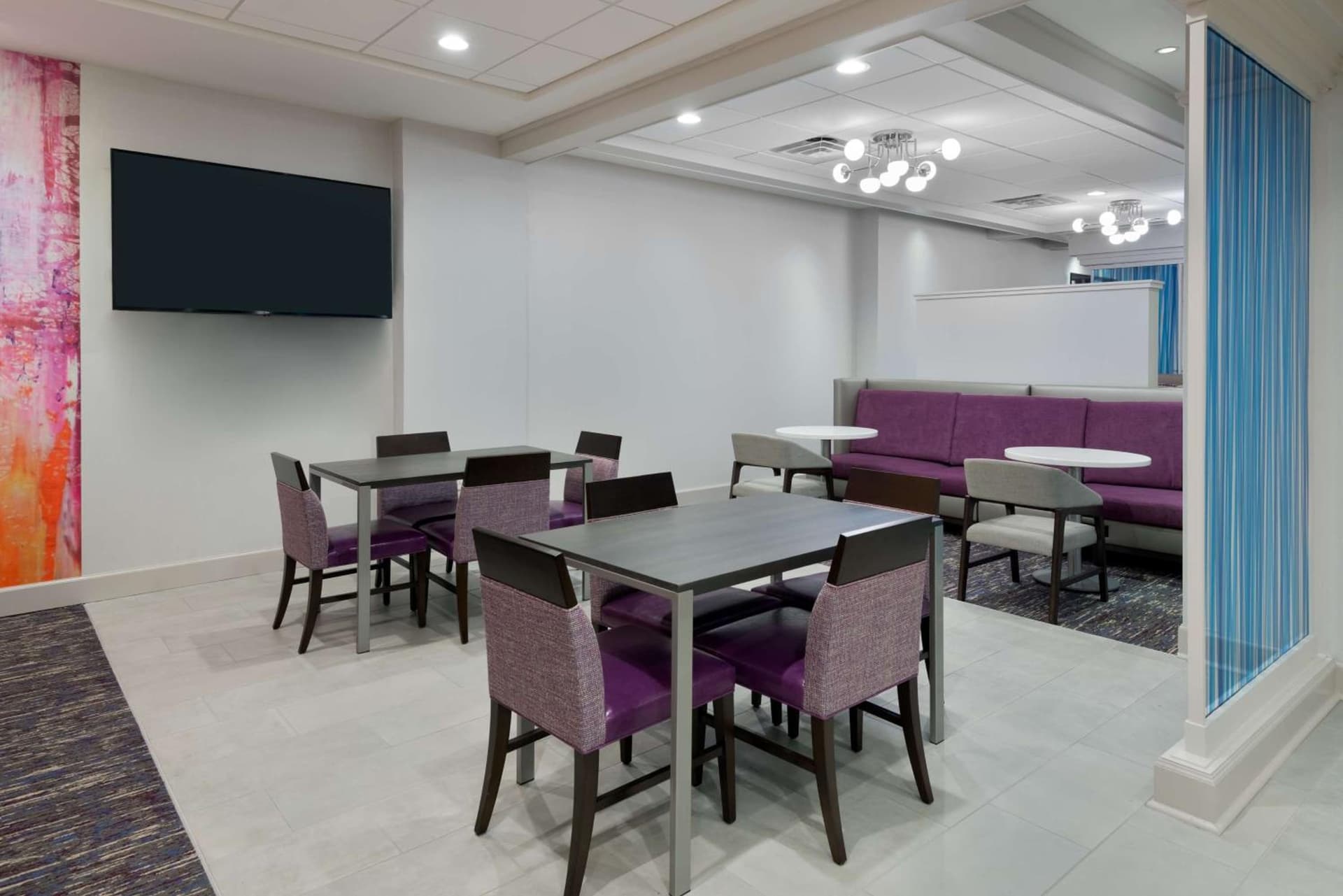 Hampton Inn & Suites Buffalo/Downtown interior in Buffalo, NY — gallery photo 2