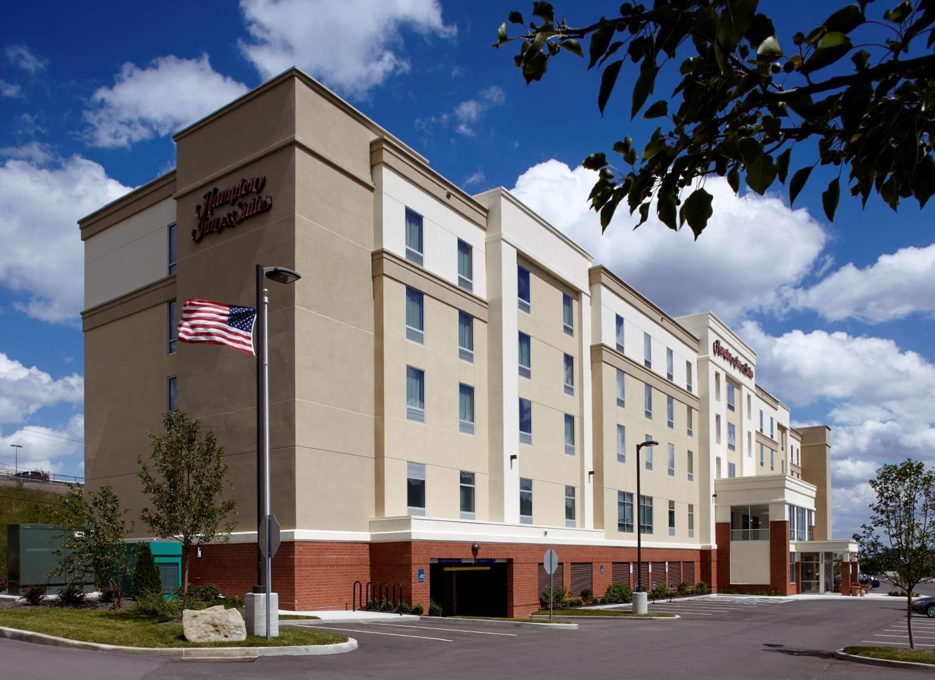 Hampton Inn & Suites Pittsburgh Airport South/Settlers Ridge property views in Robinson Township, PA — gallery photo 3