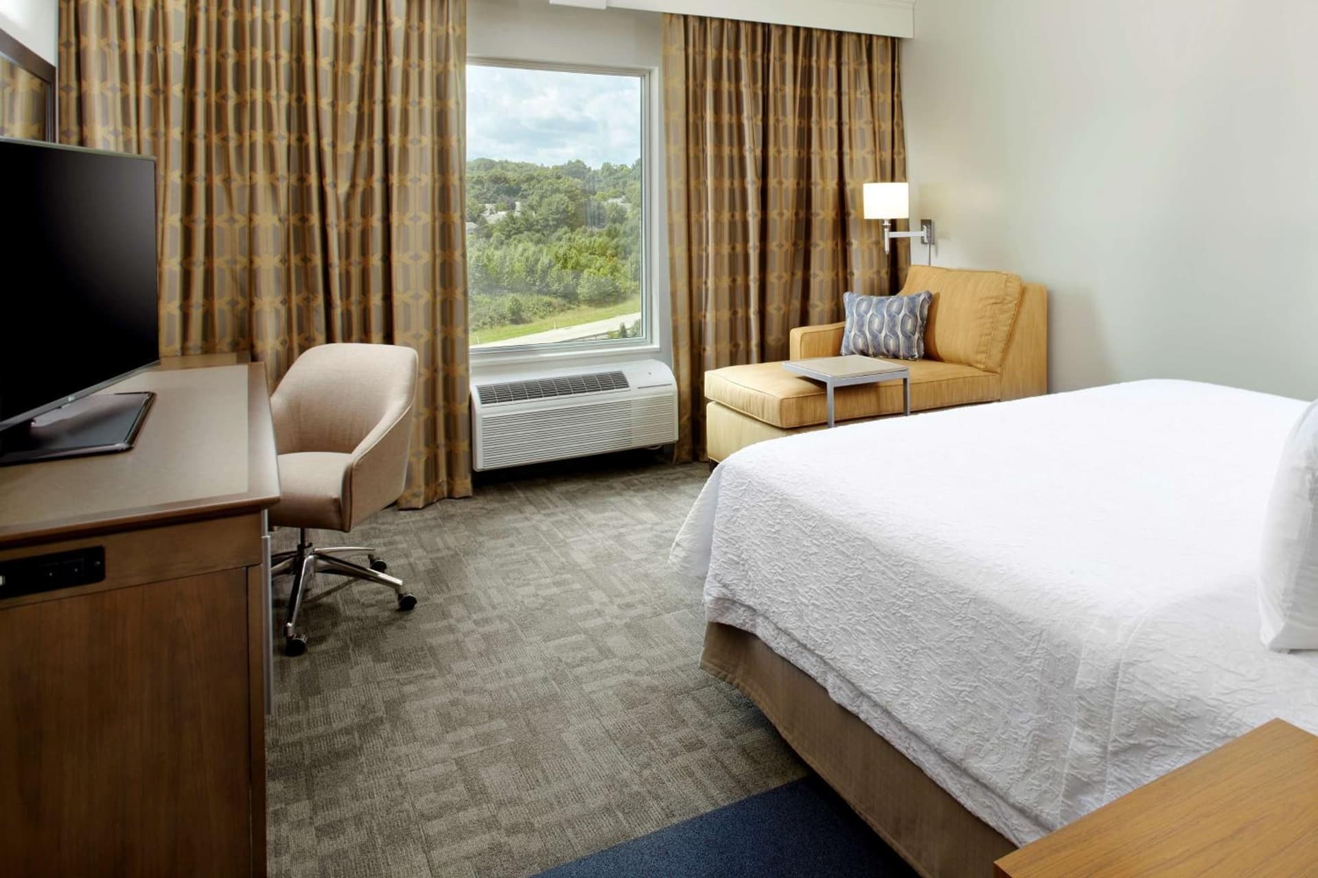 Hampton Inn & Suites Pittsburgh Airport South/Settlers Ridge property views in Robinson Township, PA — gallery photo 3