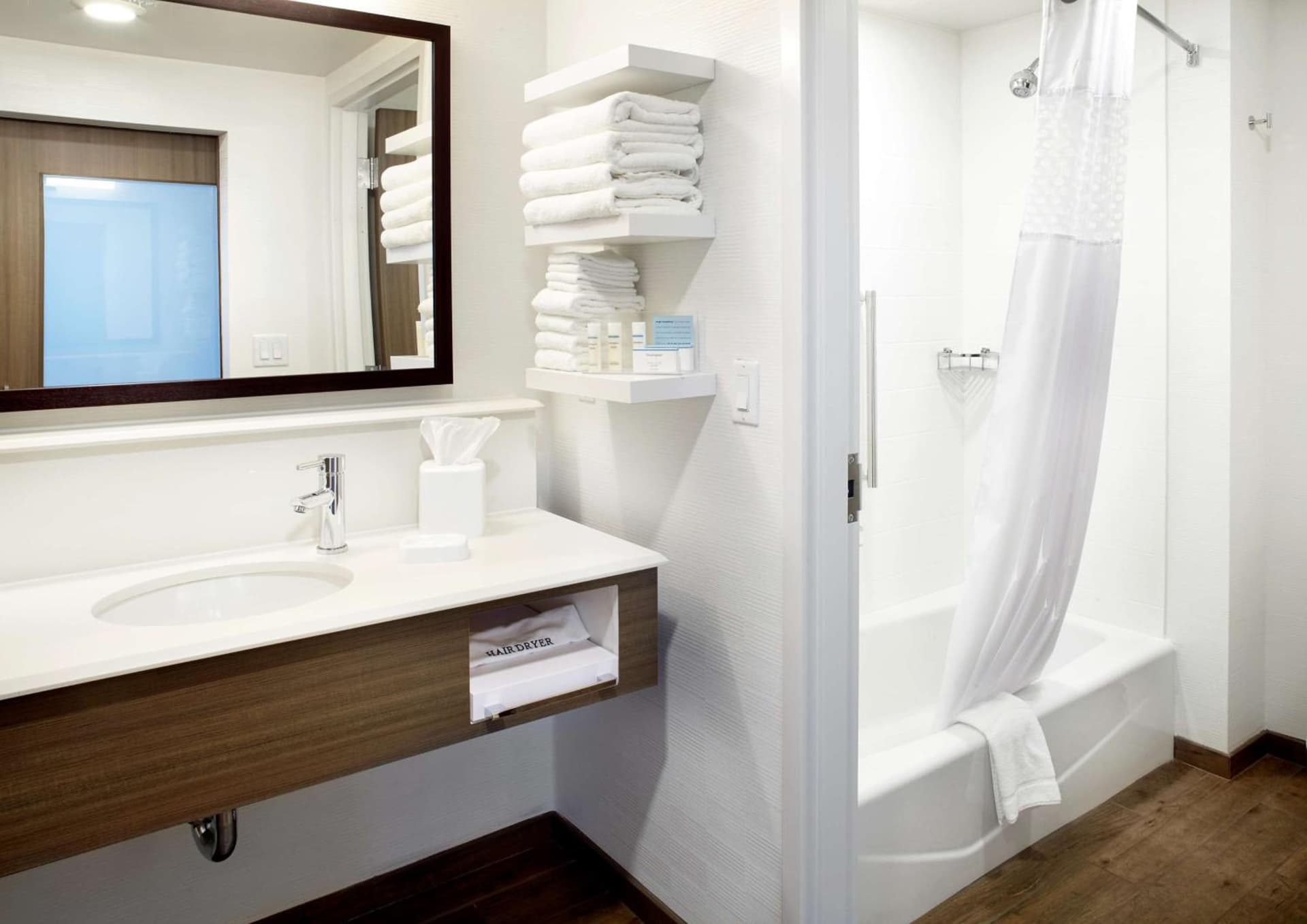 Hampton Inn & Suites Pittsburgh Airport South/Settlers Ridge gallery photo in Robinson Township, PA — image 11