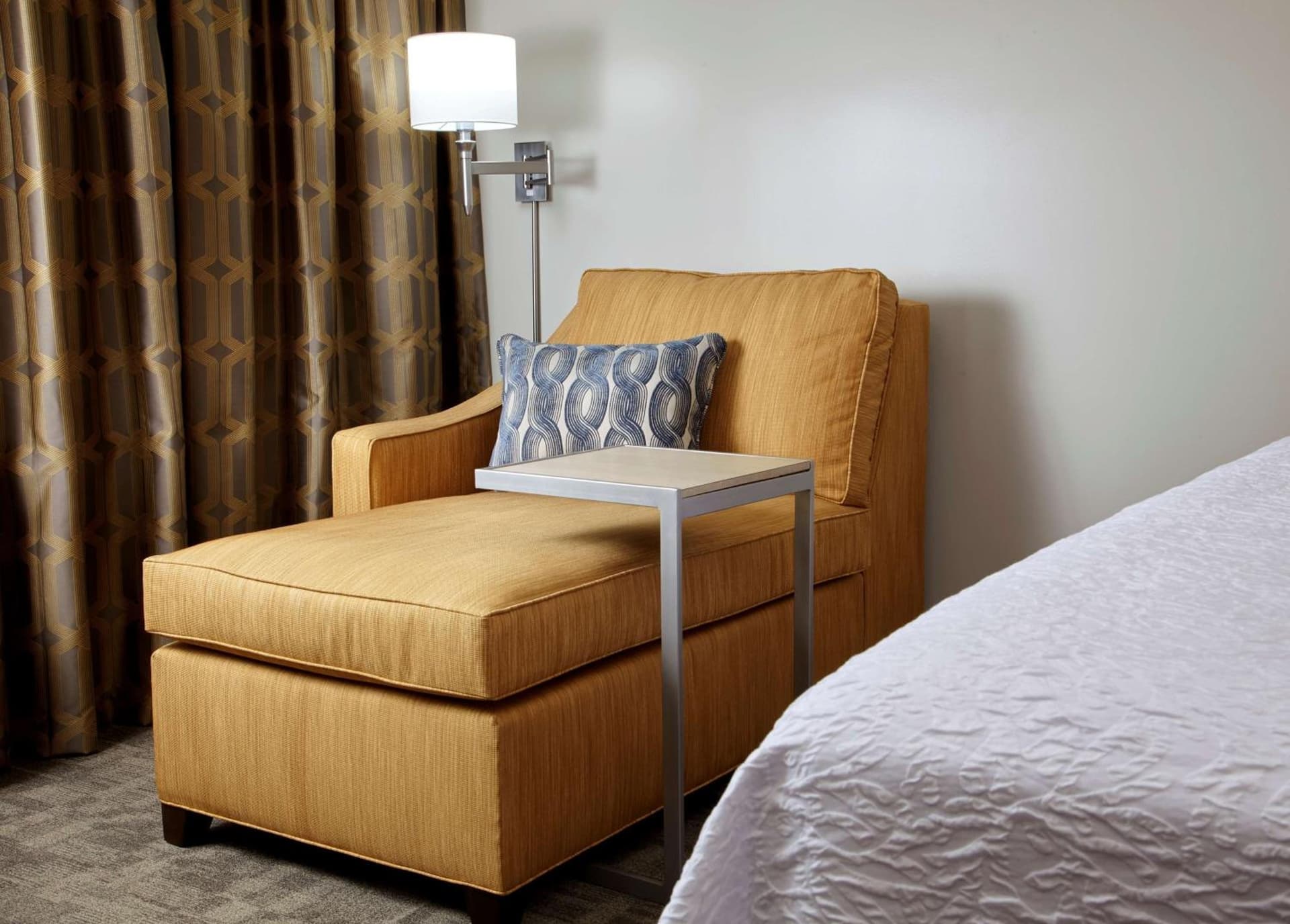 Hampton Inn & Suites Pittsburgh Airport South/Settlers Ridge interior in Robinson Township, PA — gallery photo 2