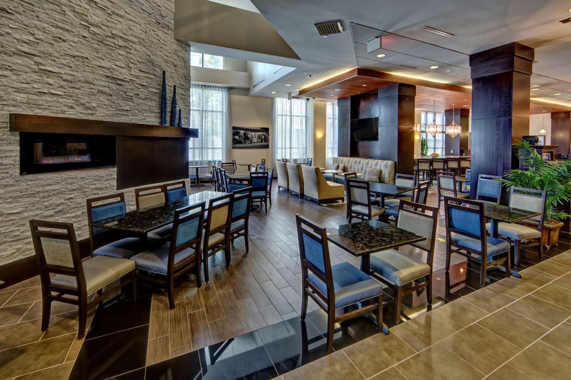 Hampton Inn & Suites Nashville-Downtown interior in Nashville, TN — gallery photo 2
