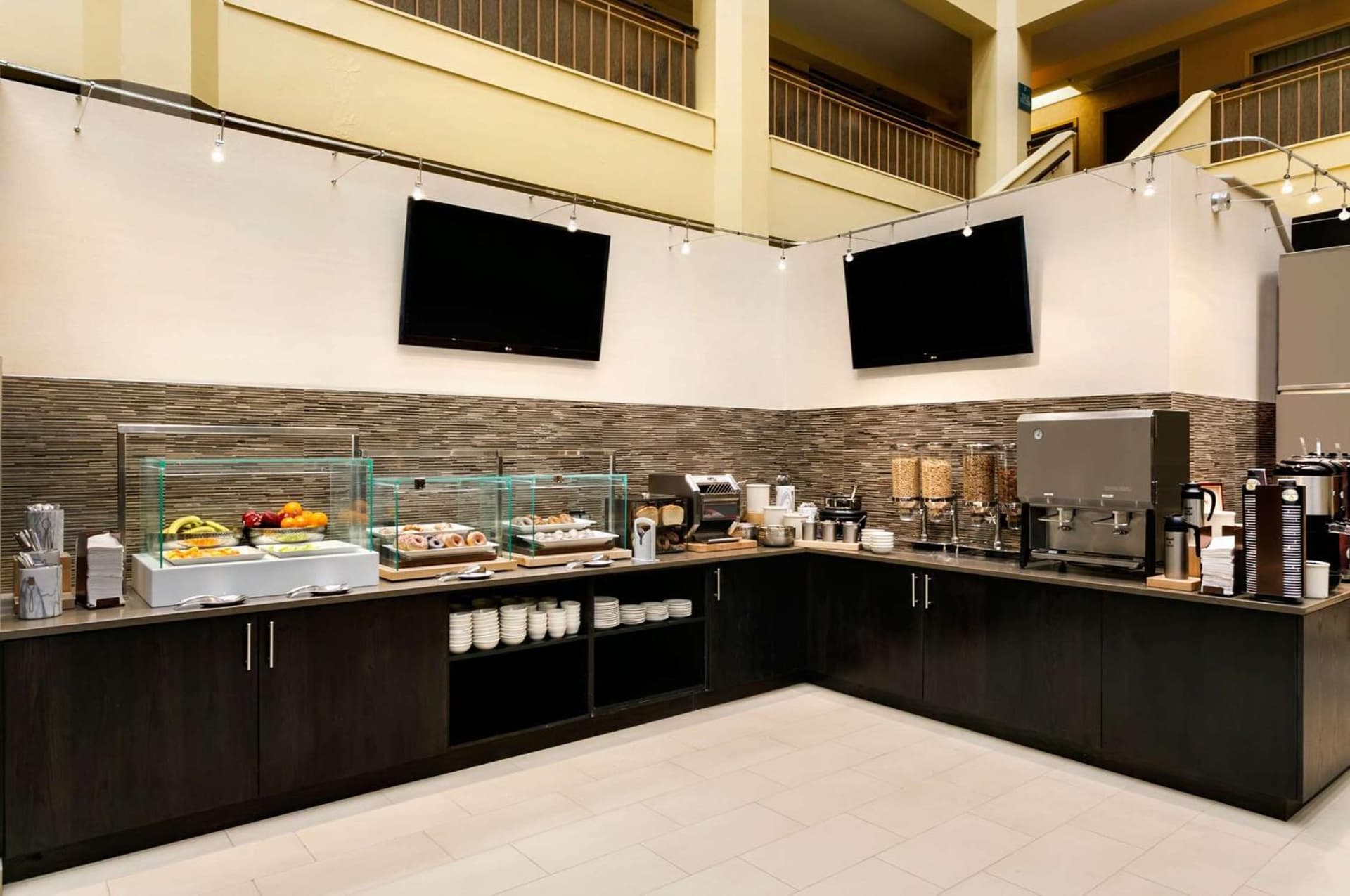 Embassy Suites by Hilton Chicago North Shore Deerfield gallery photo in Deerfield, IL — image 5