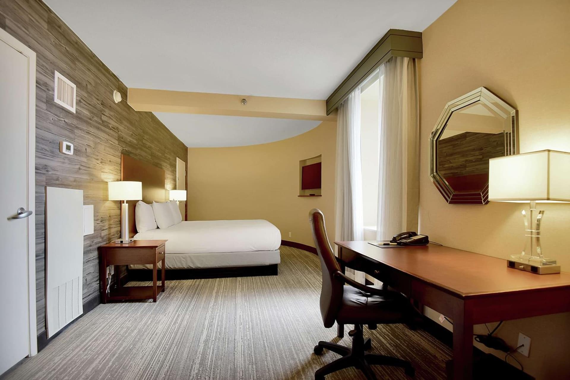 DoubleTree by Hilton Hotel & Suites Houston by the Galleria gallery photo in Houston, TX — image 47